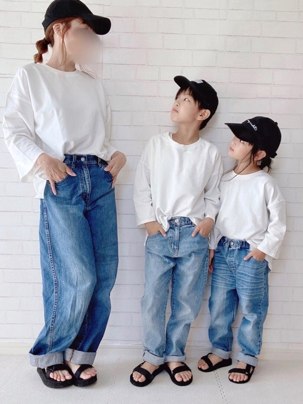 「休日スタイル、プチプラ、サンダル、リンクコーデ、おしゃれさんと繋がりたい、シンプル、親子コーデ、デニム」｜「devirockのミニ裏毛7分袖Tシャツ（Tシャツ/カットソー、ホワイト系）」を使った、haruhinaさん（キッズ・110cm）の秋コーディネートの1枚目の写真
