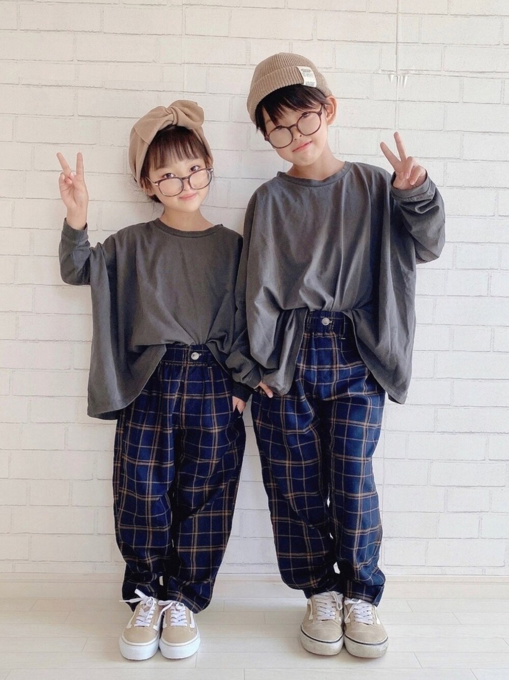 「ラブアンドピース2020、兄妹コーデ、チェック、2020秋チェッカーず、秋服準備はじめました、おしゃれさんと繋がりたい、ゆるコーデ」｜「CIAOPANIC TYPYのカラーニットワッチ（ニットキャップ/ビーニー、ベージュ系）」を使った、haruhinaさん（キッズ・110cm）の秋コーディネートの1枚目の写真