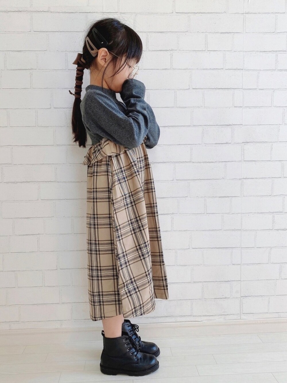 「秋服準備はじめました、チェック、2020秋チェッカーず、女の子、おしゃれさんと繋がりたい」｜「b・ROOMのドッキングチェックワンピース（ワンピース、グレー系）」を使った、haruhinaさん（キッズ・110cm）の秋コーディネートの1枚目の写真