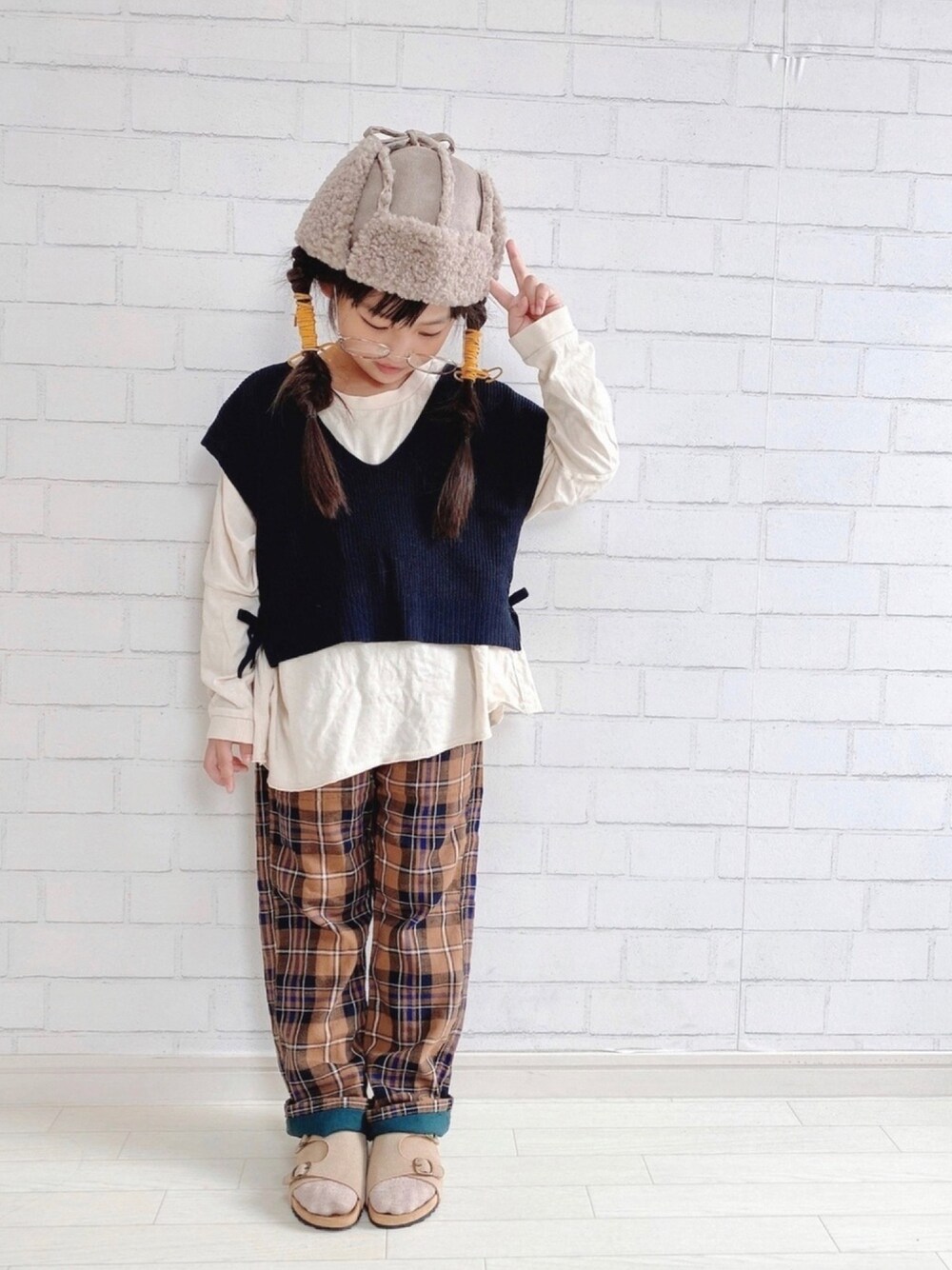 「ラブアンドピース2020、女の子、ブラウン、韓国子供服、2020秋チェッカーず、チェックパンツ、ベスト、ロンT」｜「MAKE YOUR DAYのボアパイロットキャップ（キャップ、ベージュ系）」を使った、haruhinaさん（キッズ・110cm）の秋コーディネートの1枚目の写真