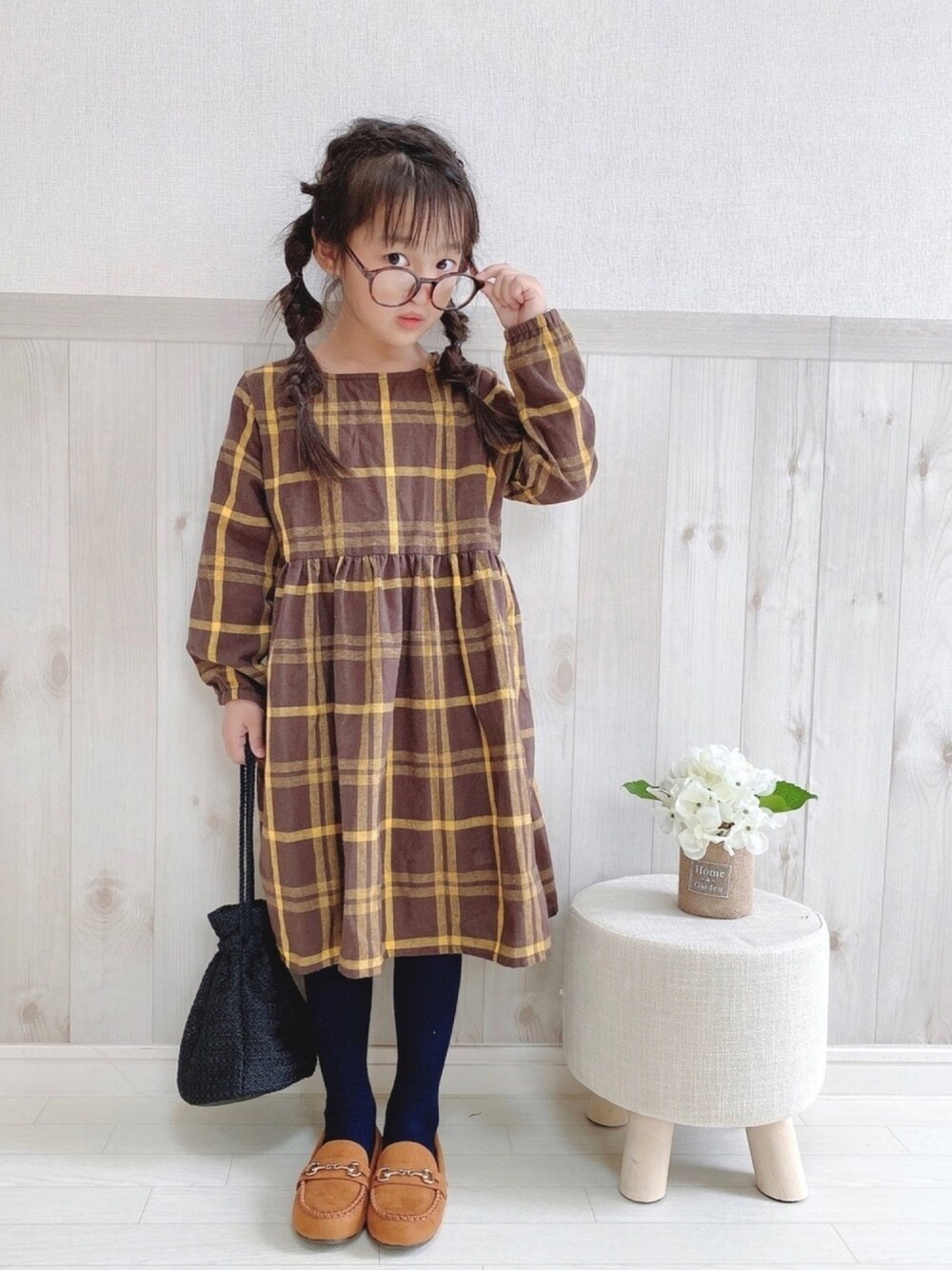 「女の子、秋のコーデ、プチプラ、ブラウン、チエックワンピース、2020秋チェッカーず、おしゃれさんと繋がりたい、巾着バッグ」｜「pairmanonのドット チェック ストライプ 花柄 長袖 リラックスワンピース（ワンピース、ブラウン系）」を使った、haruhinaさん（キッズ・110cm）の秋コーディネートの1枚目の写真