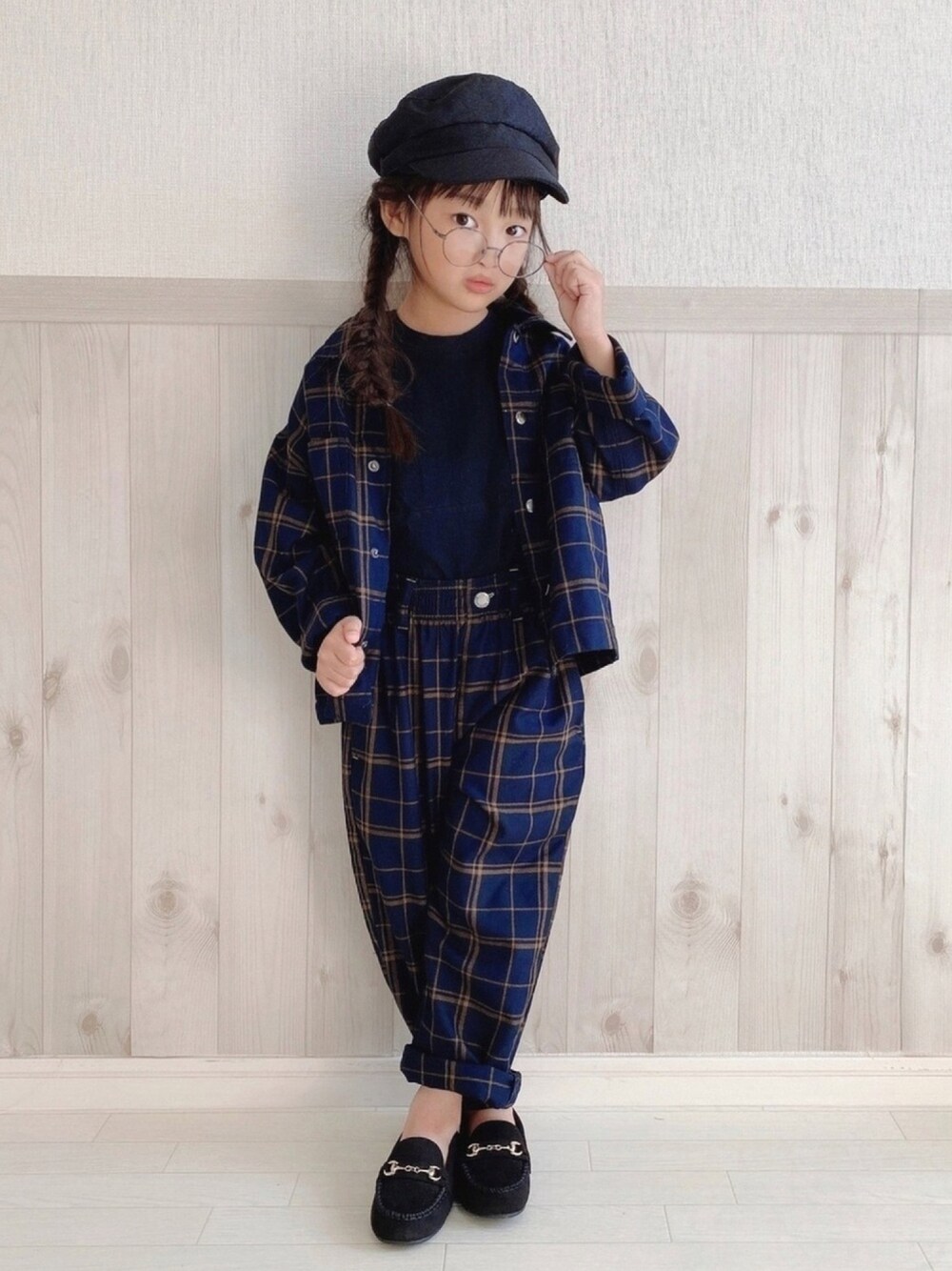 「秋のマイ旬スタイル、女の子、おしゃれさんと繋がりたい、チェック、2020秋チェッカーず、セットアップ、秋コーデ、めがね」｜「Birthdayのアイテム（ジャケット/アウター、ブルー系）」を使った、haruhinaさん（キッズ・110cm）の秋コーディネートの1枚目の写真