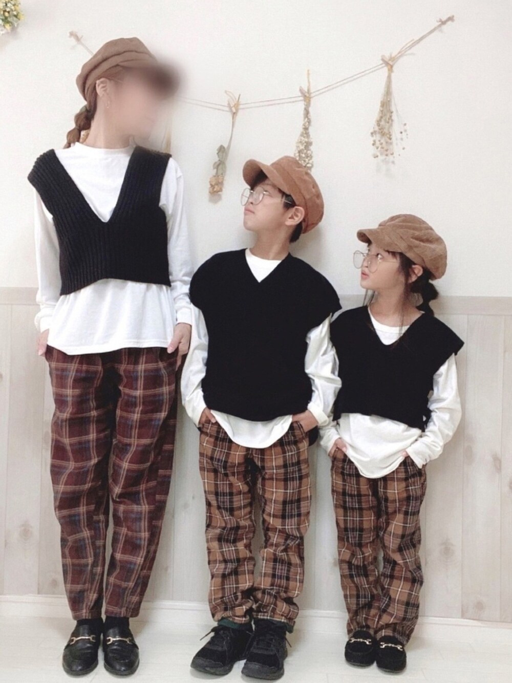 「休日スタイル、カジュアル、チェックパンツ、2020秋チェッカーず、親子コーデ、ベスト、おしゃれさんと繋がりたい」｜「devirockのVネックニットベスト＆長袖Tシャツセット（ニット/セーター、ブラック系）」を使った、haruhinaさん（キッズ・110cm）の秋コーディネートの1枚目の写真