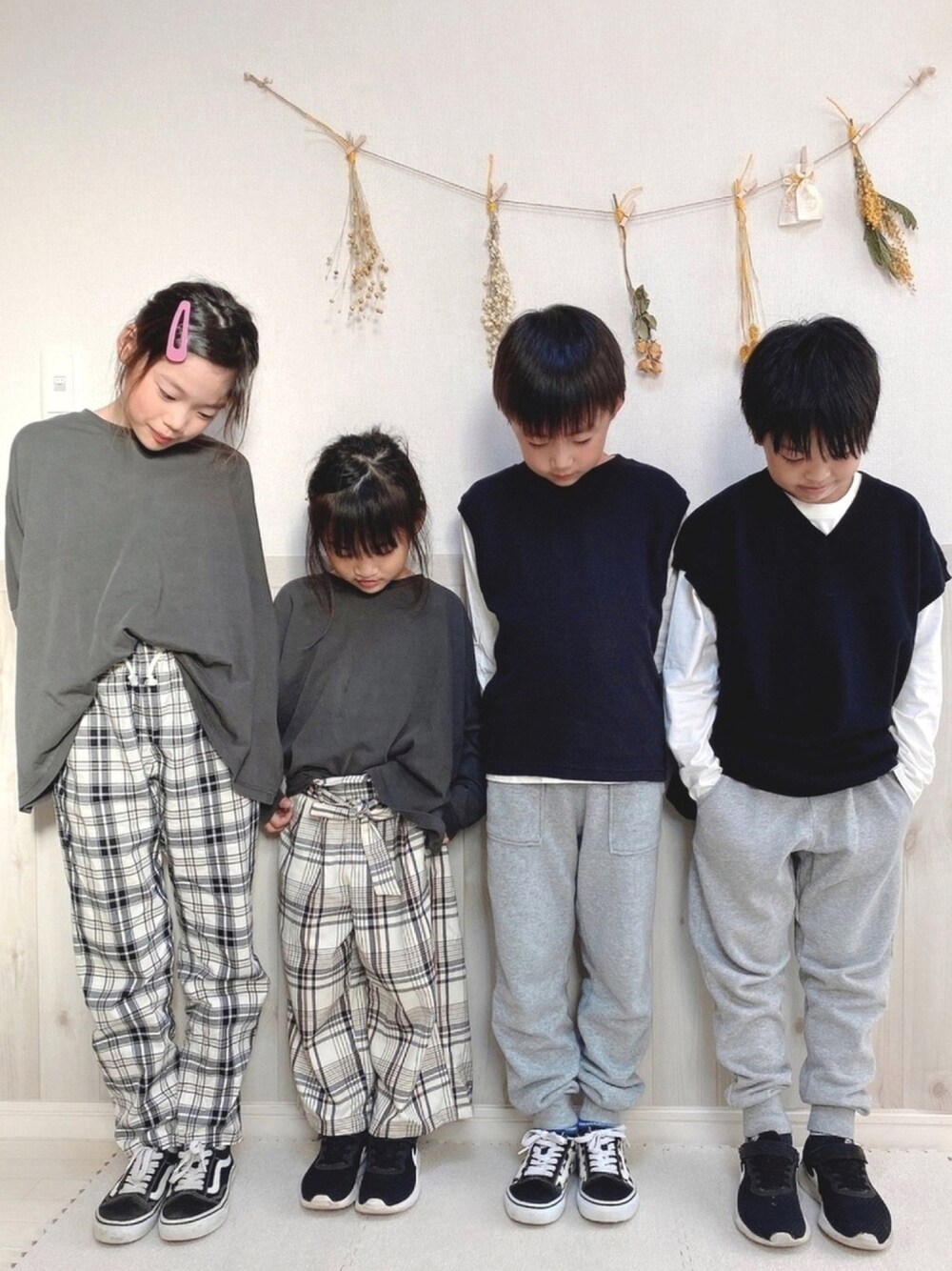「プチプラ、モノトーン、リンクコーデ、おしゃれさんと繋がりたい、ベスト、2020秋チェッカーず」｜「devirockのVネックニットベスト＆長袖Tシャツセット（ニット/セーター、ブラック系）」を使った、haruhinaさん（キッズ・110cm）の秋コーディネートの1枚目の写真