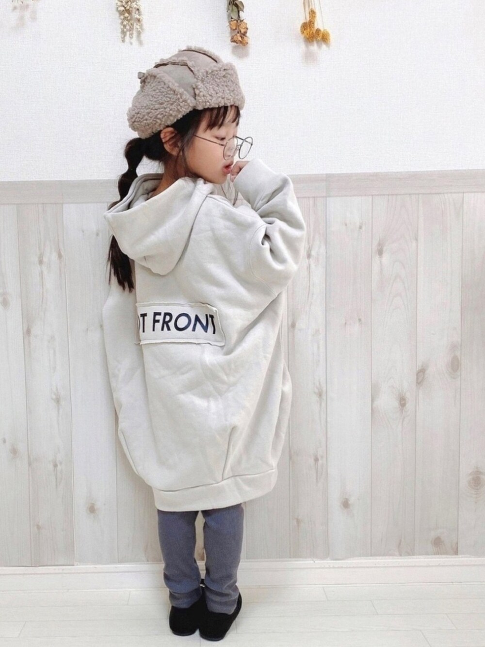 ホワイト系のパーカー、ベージュ系のキャップ、グレー系のレギンス/スパッツを着用したキッズの秋コーディネートの1枚目の写真