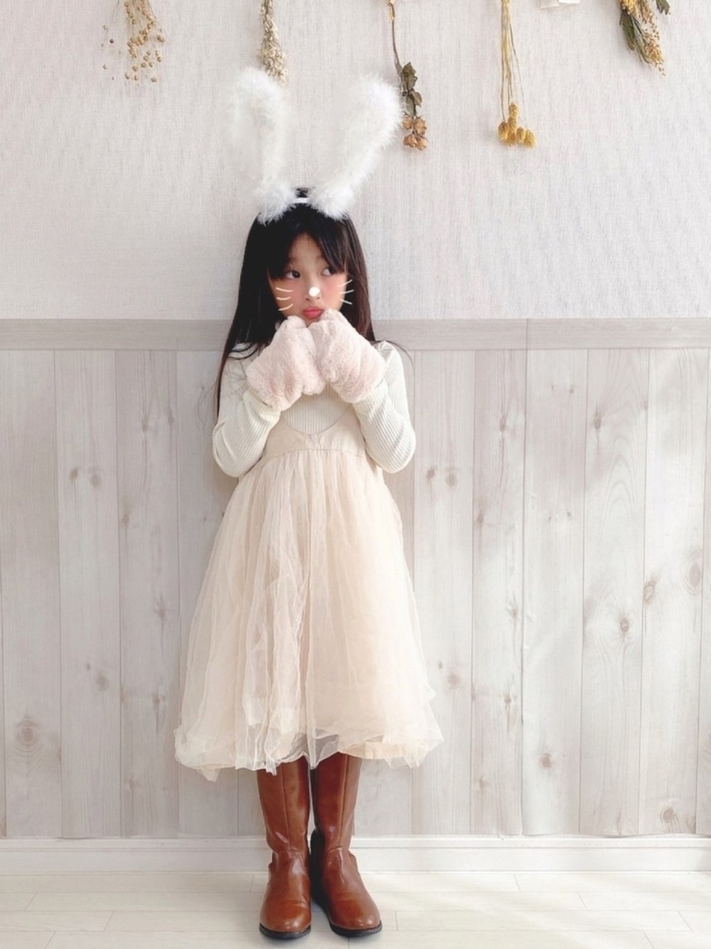 ベージュ系のワンピース/ドレス、イエロー系のブーツ、その他のその他を着用したキッズの秋コーディネートの1枚目の写真