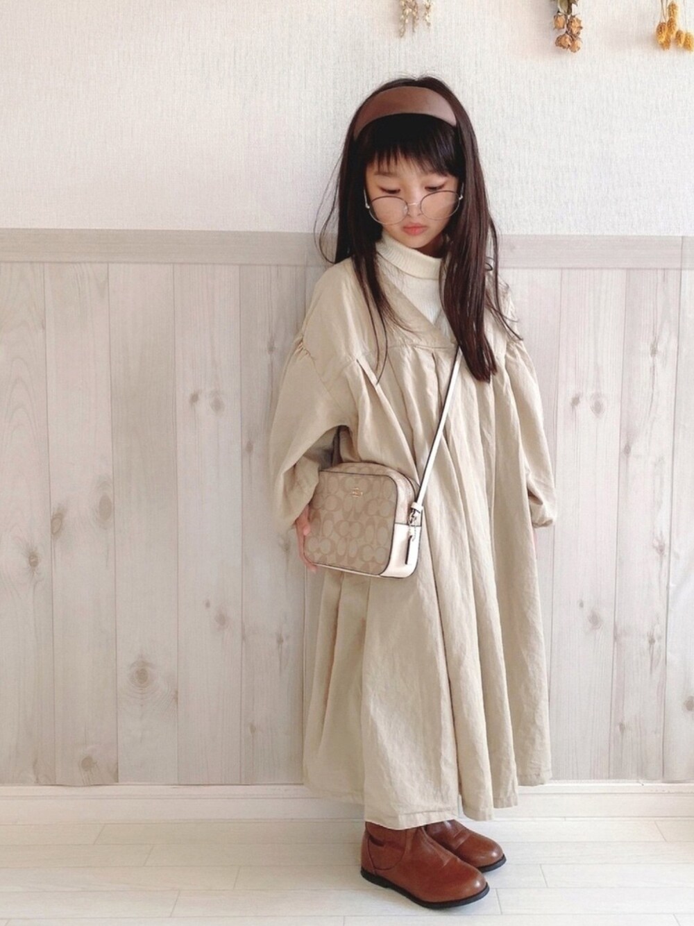 「女の子、秋のコーデ、ベージュ、ワントーンコーデ、ポシェット、おしゃれさんと繋がりたい、カチューシャ」｜「pasàpasのアイテム（ワンピース/ドレス、ベージュ系）」を使った、haruhinaさん（キッズ・110cm）の秋コーディネートの1枚目の写真