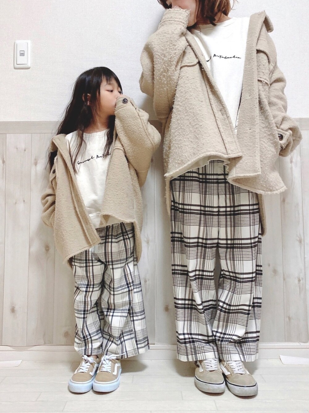 「チェック柄に恋してる、親子コーデ、チェックパンツ、CPOジャケット、ワントーンコーデ、オールドスクール、おしゃれさんと繋がりたい」｜「LOWRYS FARMのＣＰＯジャケット　801227（その他アウター、ベージュ系）」を使った、haruhinaさん（キッズ・110cm）の秋コーディネートの1枚目の写真