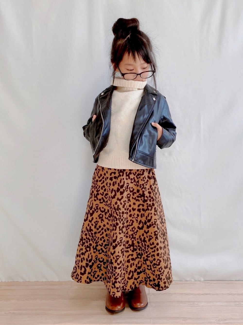 「レザーLOVEスナップ、レオパード、ライダース、おしゃれさんと繋がりたい、ニット、休日スタイル」｜「CIAOPANIC TYPYの【ママとおそろい】ウォッシャブルラムタートルプルオーバー（ニット/セーター、ホワイト系）」を使った、haruhinaさん（キッズ・110cm）の秋コーディネートの1枚目の写真