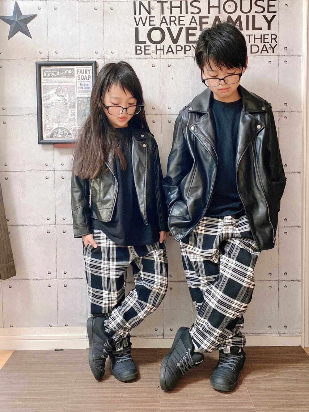 「レザーLOVEスナップ、ライダース、兄妹コーデ、モノトーン、プチプラ、GU、おしゃれさんと繋がりたい」｜「H&Mのアイテム（ライダースジャケット、ブラック系）」を使った、haruhinaさん（キッズ・110cm）の秋コーディネートの1枚目の写真