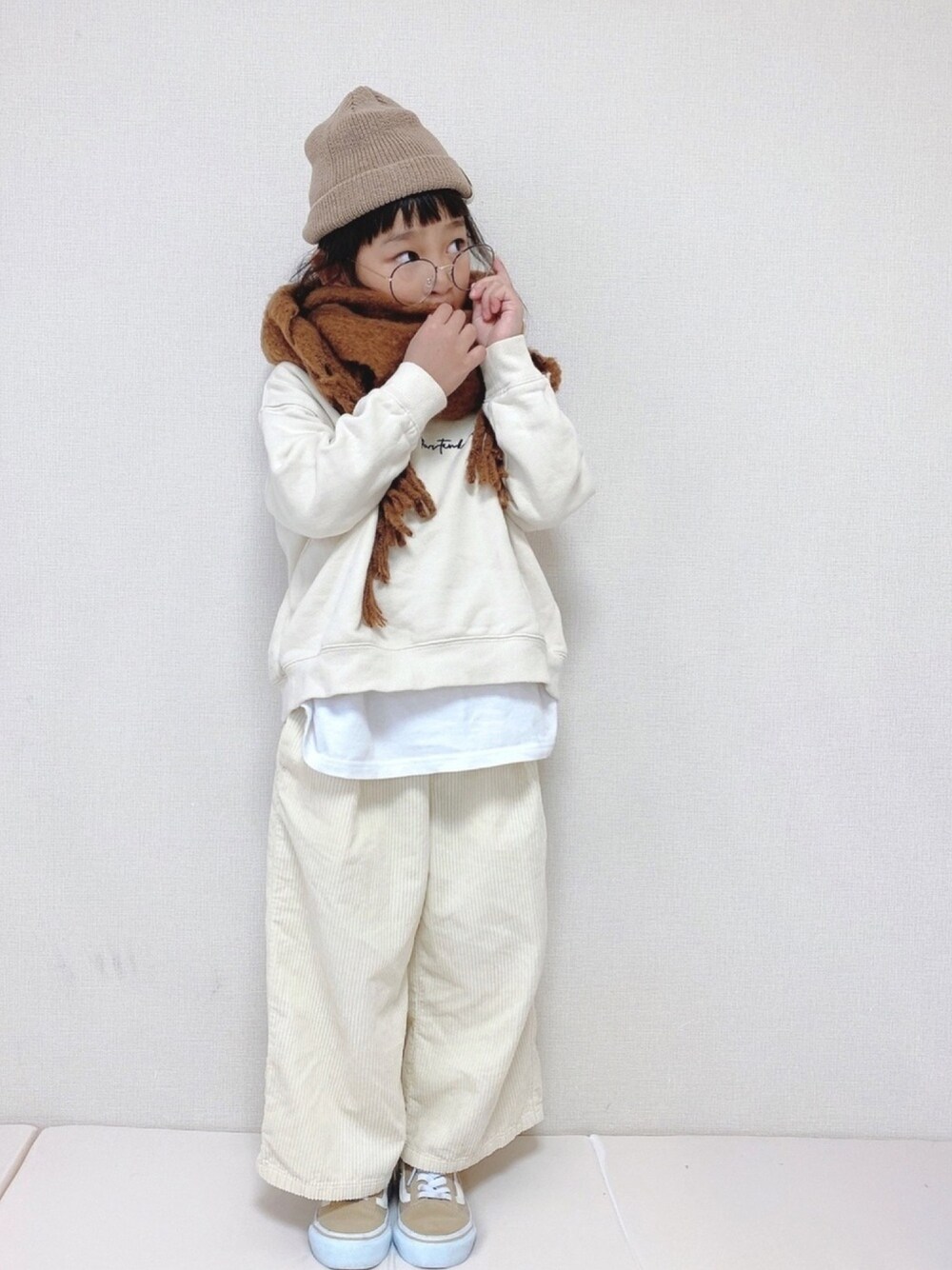 ホワイト系のスウェット、ホワイト系のパンツ、ベージュ系のニットキャップ/ビーニーを着用したキッズの秋コーディネートの1枚目の写真
