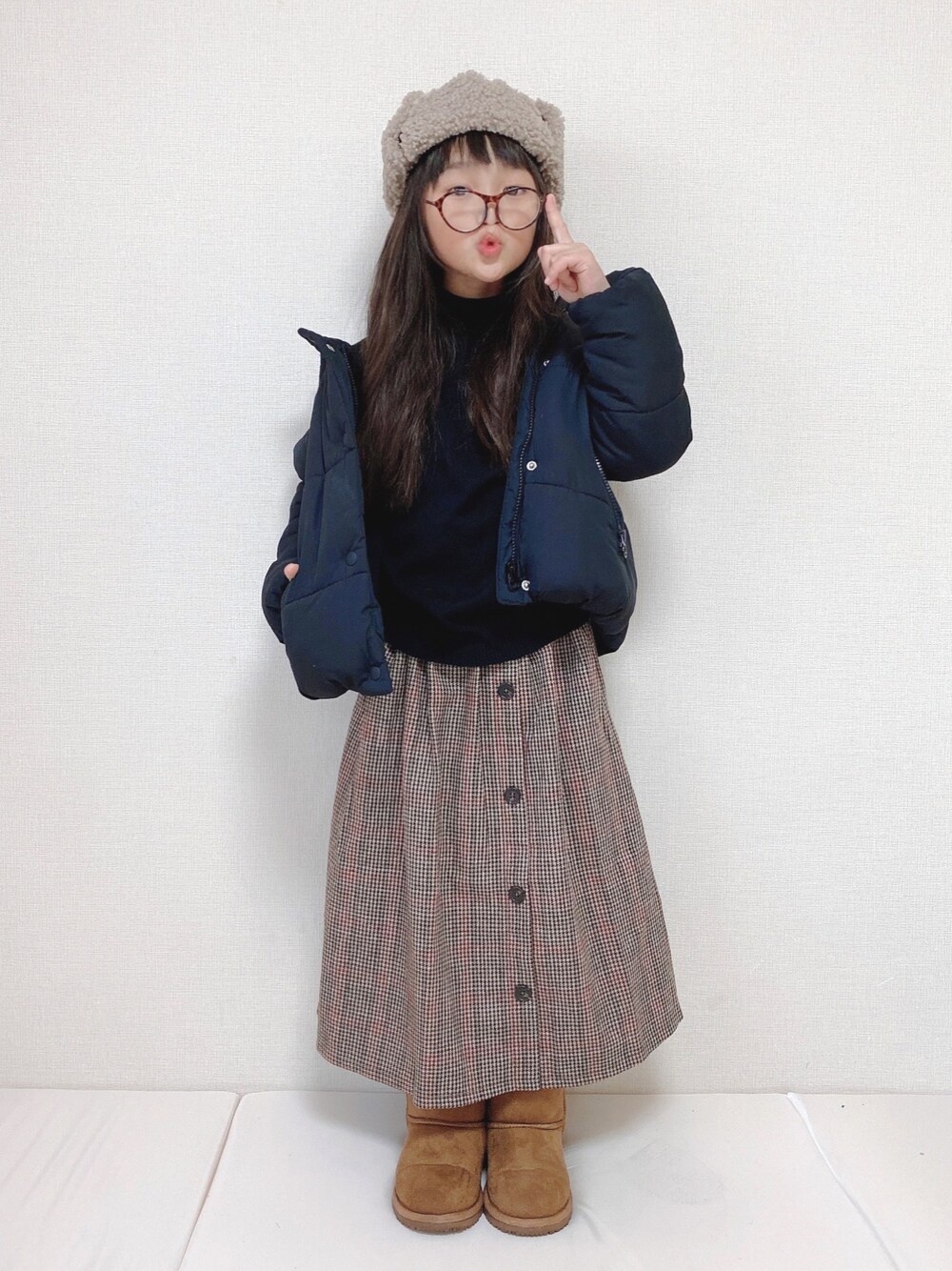 「年末WEAR感謝祭、女の子、おしゃれさんと繋がりたい、チェックスカート、ダウンジャケット、フライトキャップ、ブーツ」｜「MAKE YOUR DAYのボアパイロットキャップ（キャップ、ベージュ系）」を使った、haruhinaさん（キッズ・110cm）の冬コーディネートの1枚目の写真
