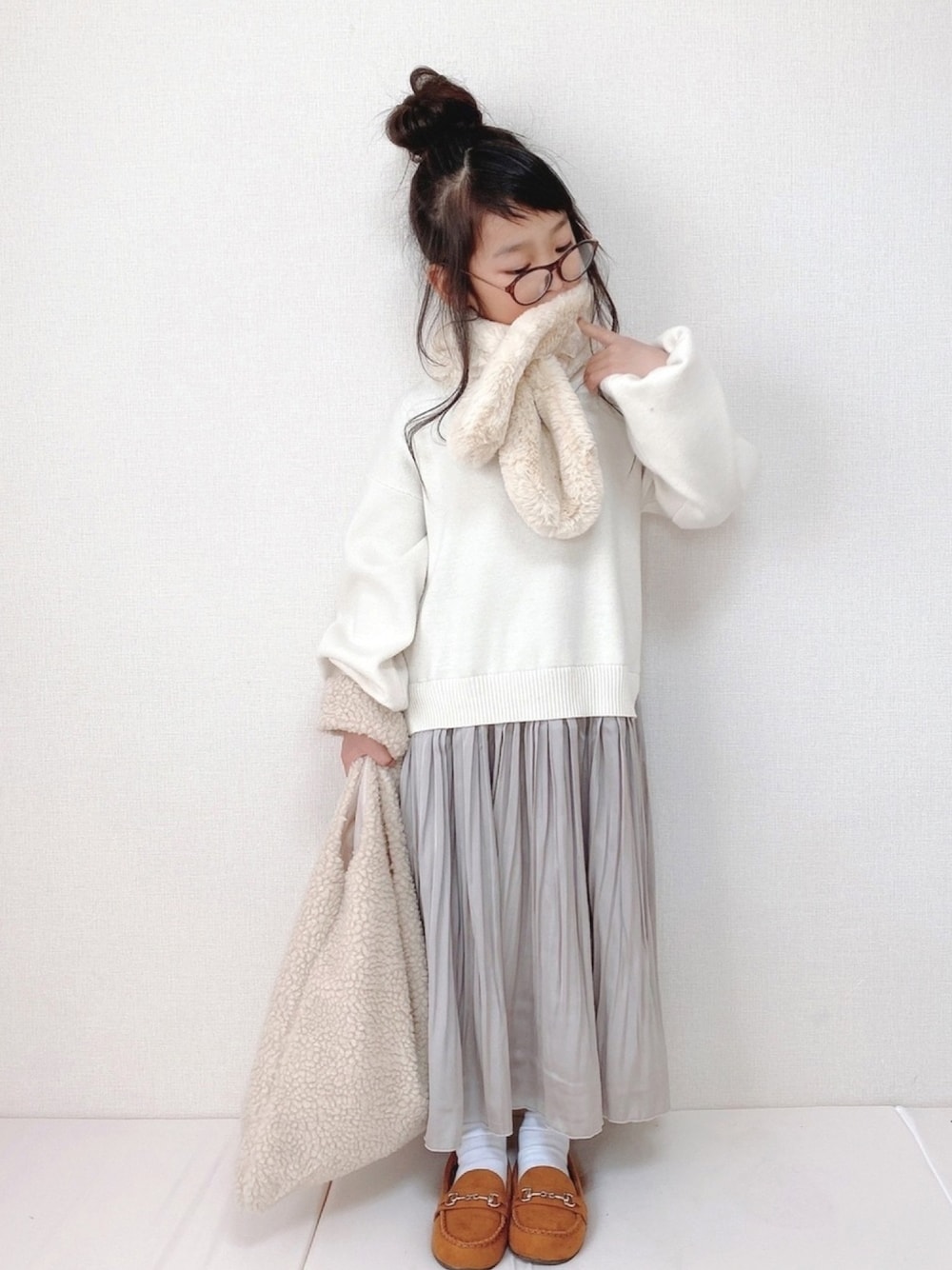 「GLOBAL WORK、年末WEAR感謝祭、冬、6歳、ワンピース、ワントーンコーデ、おしゃれさんと繋がりたい」｜「GLOBAL WORKの【キッズ】ニットレイヤーワンピース長袖/918840（ワンピース、ホワイト系）」を使った、haruhinaさん（キッズ・110cm）の冬コーディネートの1枚目の写真