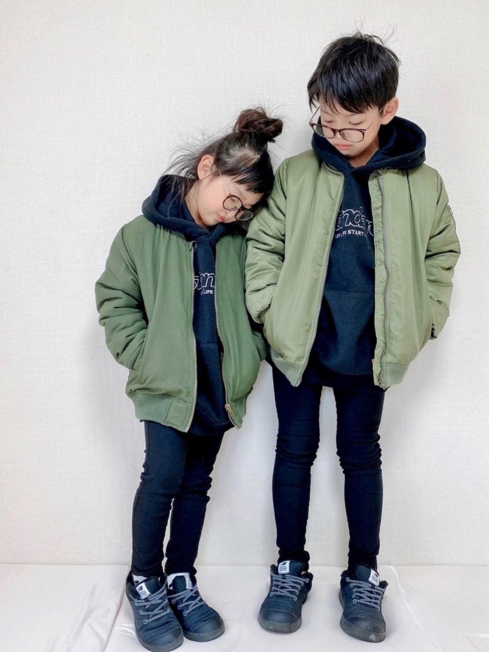 グリーン系のMA-1、ブラック系のパーカー、ブラック系のパーカーを着用したキッズの冬コーディネートの1枚目の写真