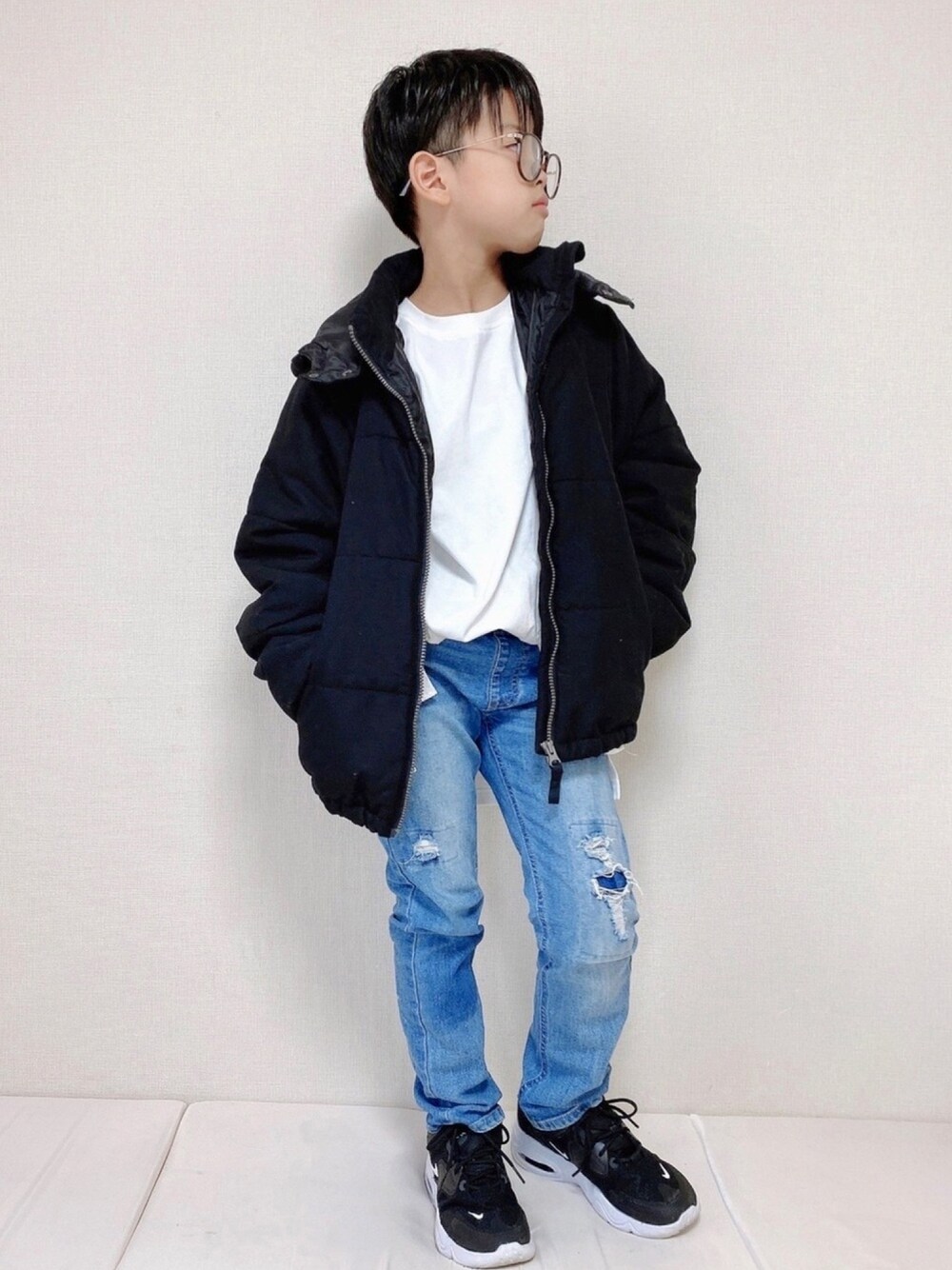「男の子コーデ、デニムパンツ、小学生、devirock、おしゃれさんと繋がりたい、ダウンジャケット」｜「devirockの中綿ジャケット（ダウンジャケット/コート、ブラック系）」を使った、haruhinaさん（キッズ・110cm）の冬コーディネートの1枚目の写真