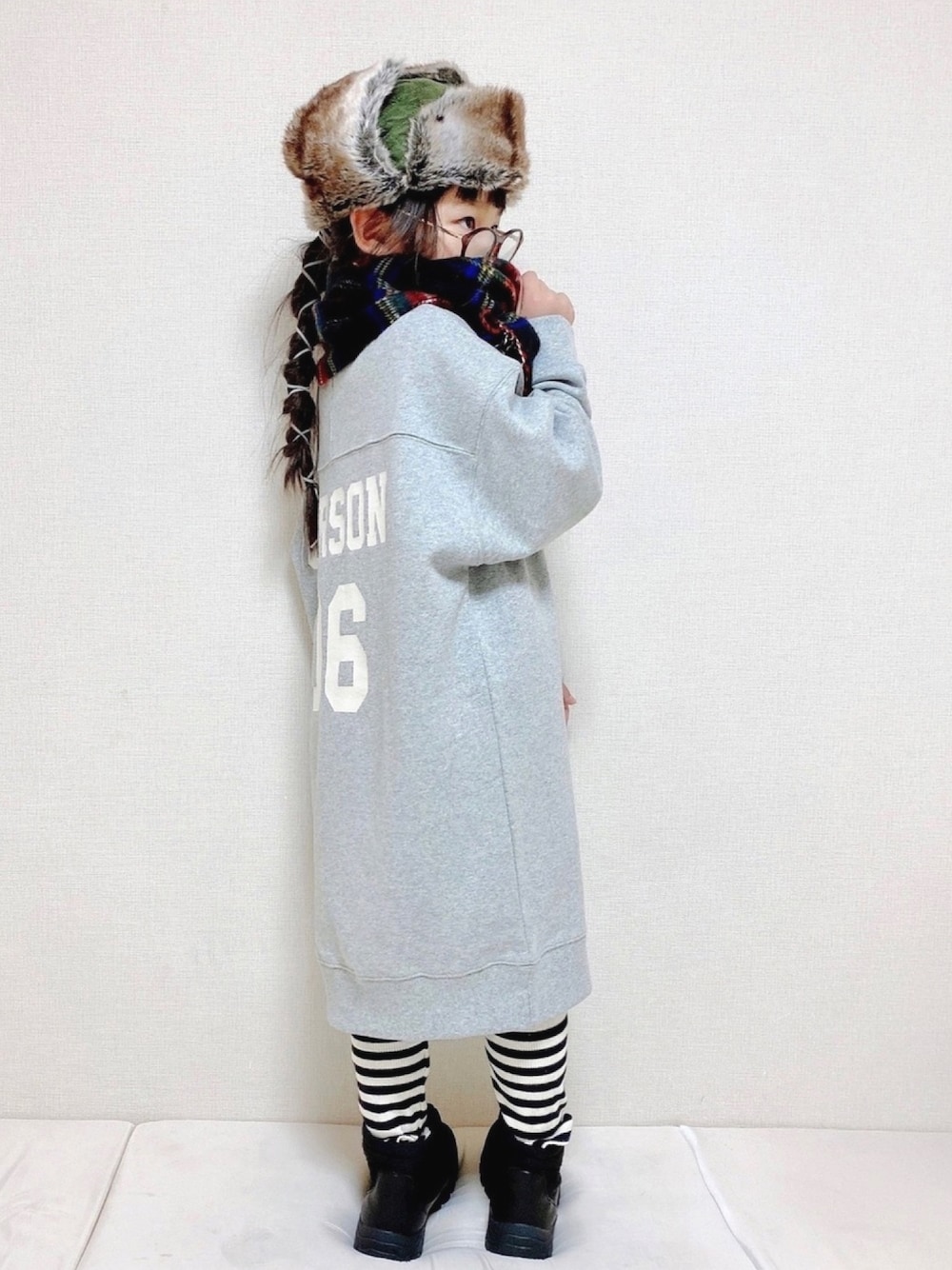 グレー系のパーカー、ホワイト系のレギンス/スパッツを着用したキッズの冬コーディネートの1枚目の写真