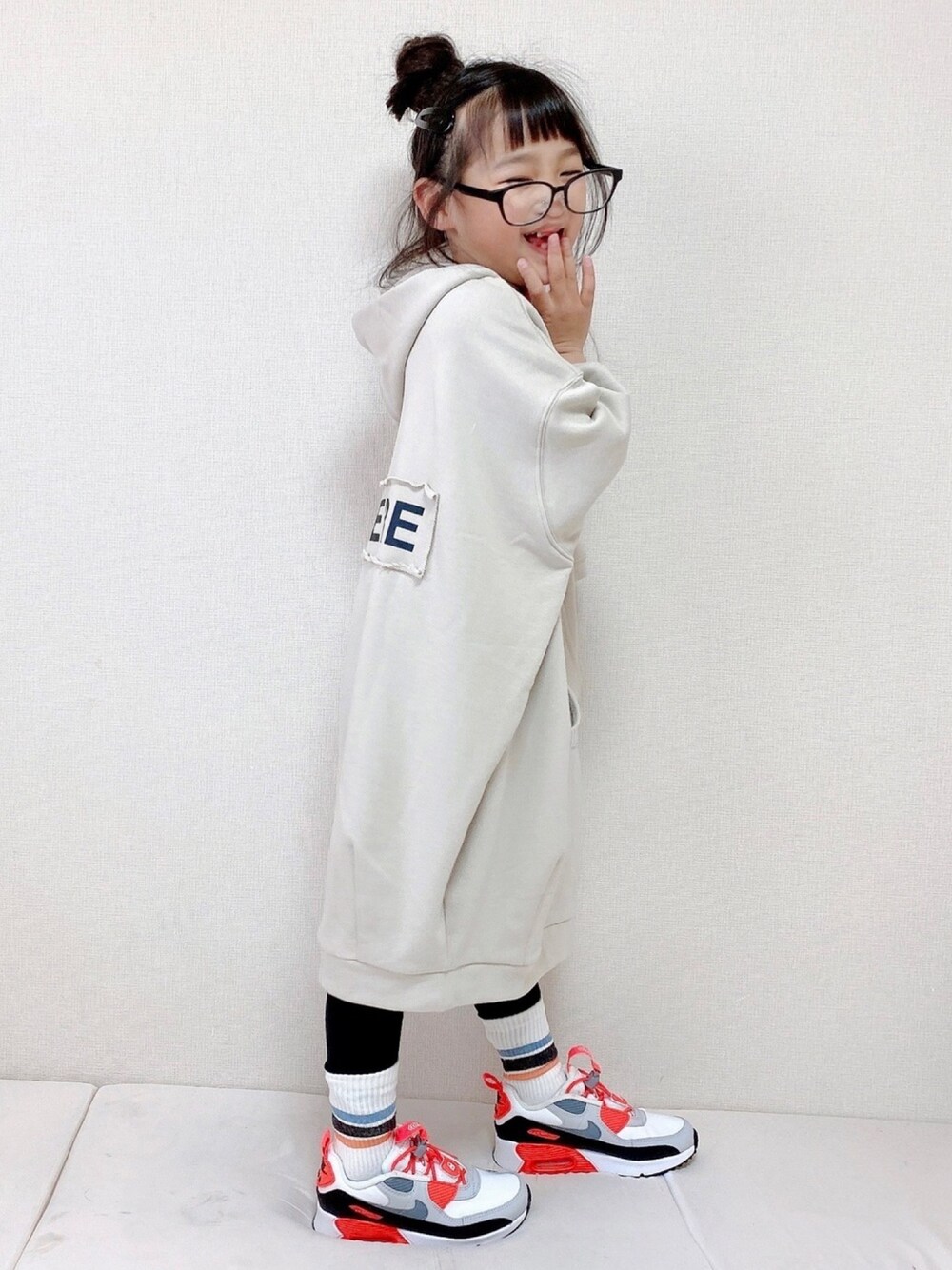 「春めきシューズ、春コーデ、女の子、おしゃれさんと繋がりたい、エアマックス、レギンス×靴下」｜「LOWRYS FARMのＢＩＧフーディーＳＳ　937772（パーカー、ホワイト系）」を使った、haruhinaさん（キッズ・110cm）の春コーディネートの1枚目の写真