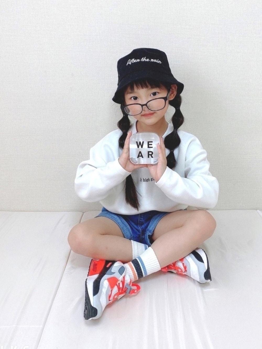 「エアマックス、バケットハット、女の子、GU、プチプラ」｜「GLAZOSのポンチ・ドロップショルダーロゴプリント長袖Tシャツ（Tシャツ/カットソー、ホワイト系）」を使った、haruhinaさん（キッズ・110cm）の春コーディネートの1枚目の写真