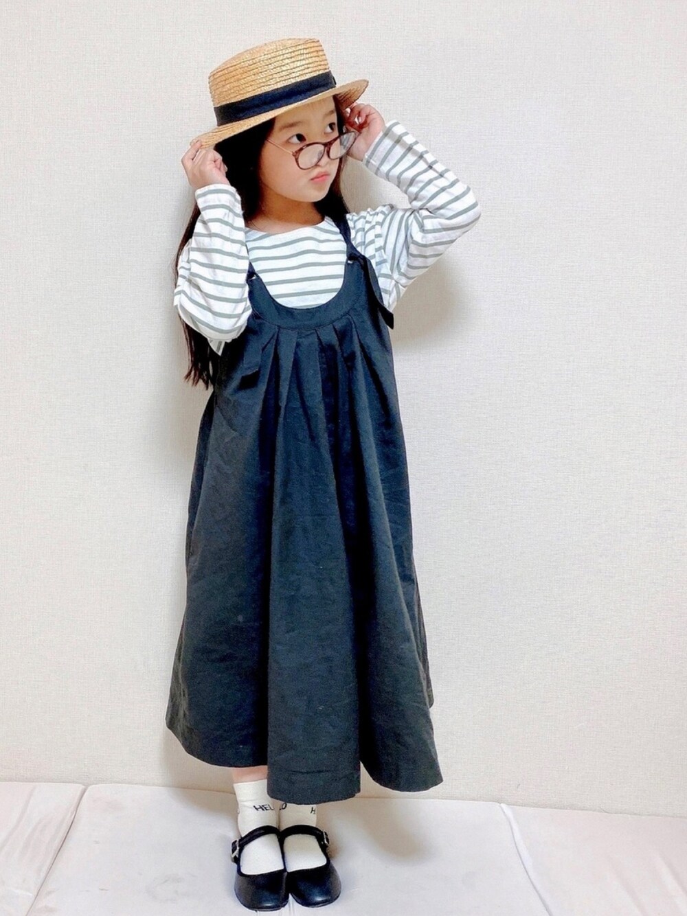 「プチプラ、春、女の子、ジャンパースカート、カンカン帽、おしゃれさんと繋がりたい」｜「BRANSHESの胸元タックジャンパースカート（ジャンパースカート、グレー系）」を使った、haruhinaさん（キッズ・110cm）の春コーディネートの1枚目の写真