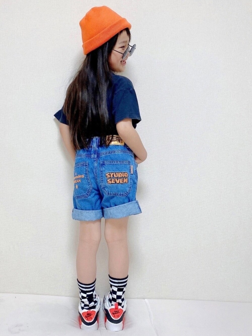 「プチプラ、オレンジ、デニム、エアマックス、おしゃれさんと繋がりたい、女の子、ショートパンツ、ビタミンカラー」｜「BIG FIELDの空紡天竺プリントT CHECKTWICE（80～120cm）（Tシャツ/カットソー、ブラック系）」を使った、haruhinaさん（キッズ・110cm）の春コーディネートの1枚目の写真