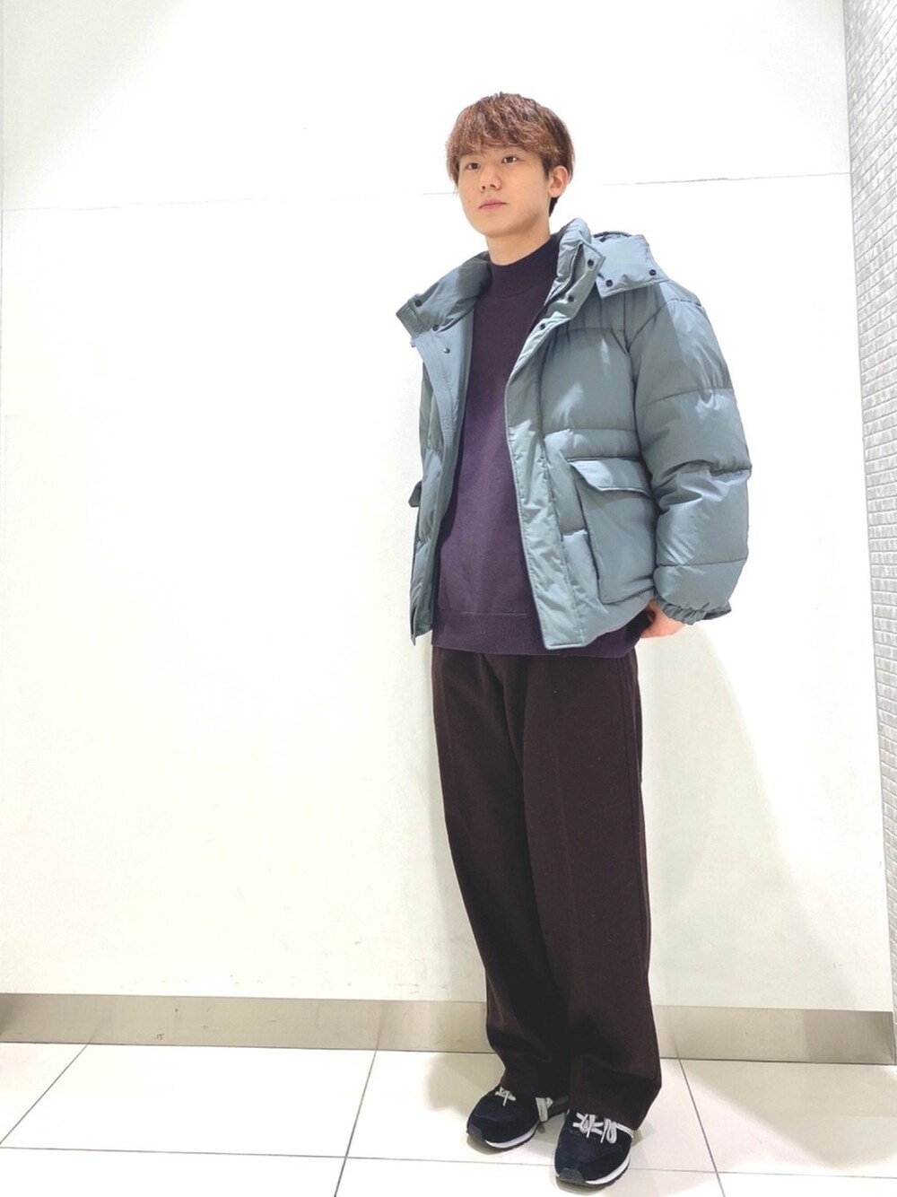 グリーン系のダウンジャケット/コート、パープル系のニット/セーター、ブラウン系のその他パンツを着用したメンズの秋コーディネートの1枚目の写真