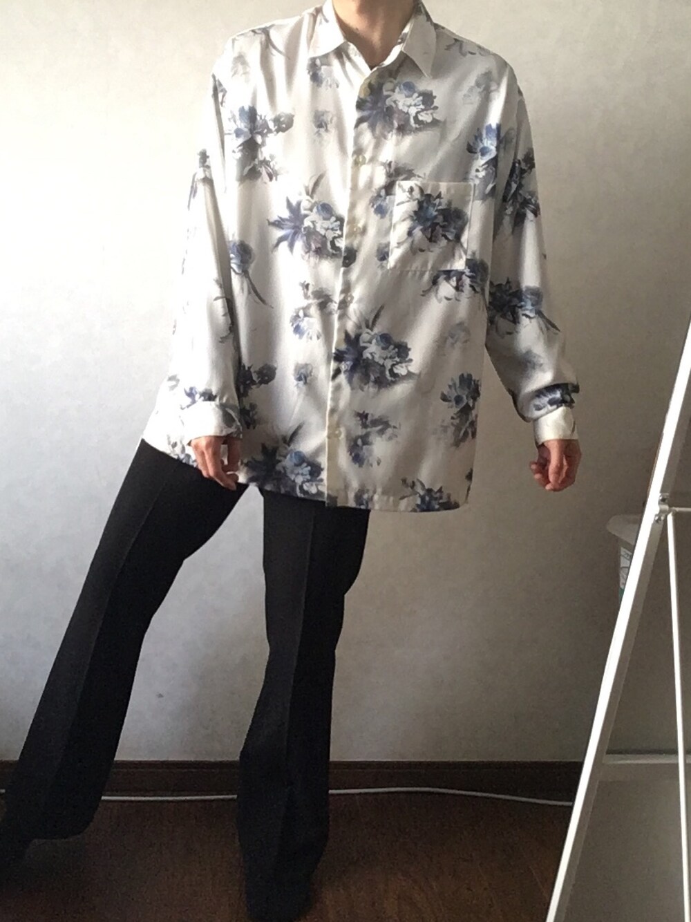 「STUDIOUS、BASQUEmagenta、シャツスタイル、シャツ、フレアパンツ、スラックス、花柄、シンプルコーデ、シンプル、キレイめ」｜「STUDIOUSの【STUDIOUS】ダークフラワービッグシルエットシャツ（シャツ/ブラウス、ホワイト系）」を使った、優さん（メンズ・166cm）の春コーディネートの1枚目の写真