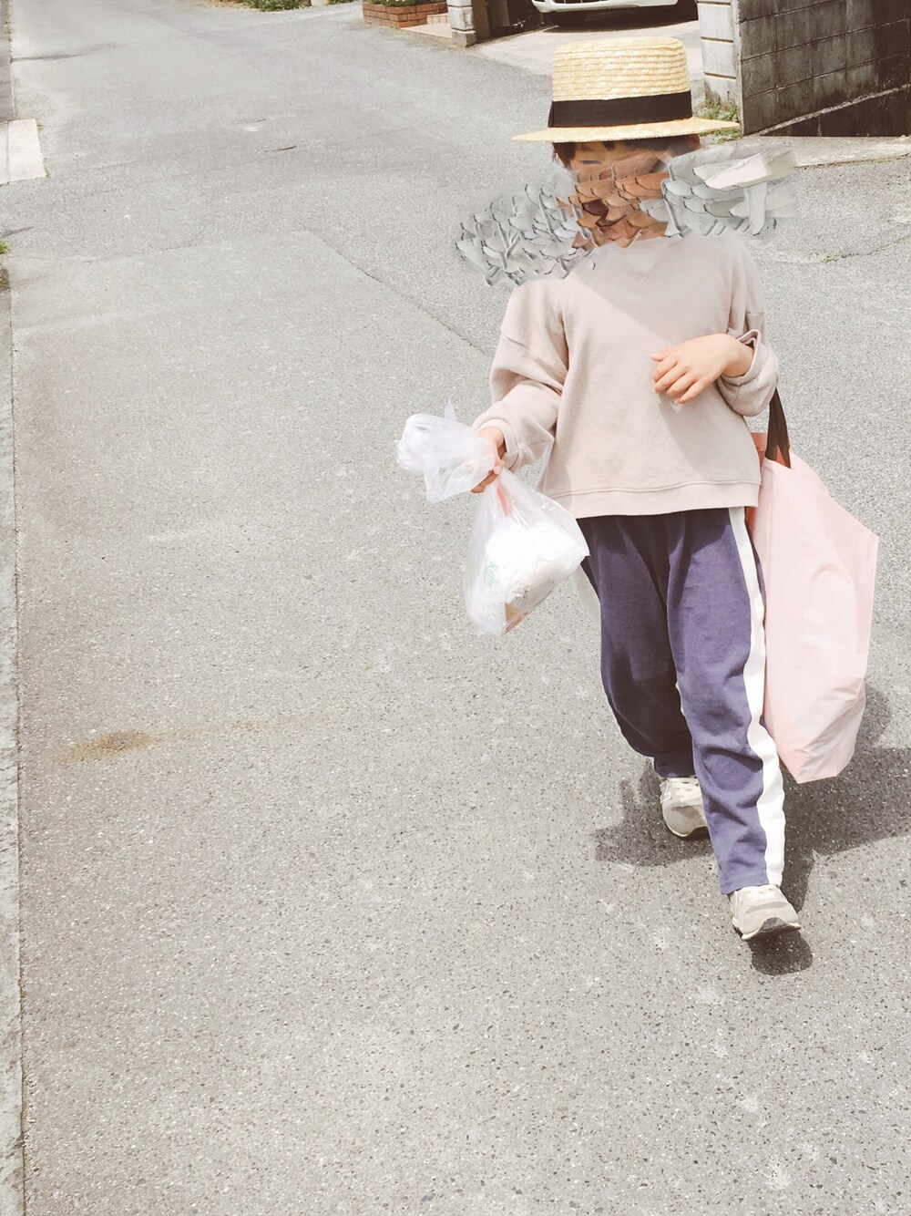 「おんなのこ、カジュアル」｜「monmimiのアイテム（パンツ、ブルー系）」を使った、anzuさん（キッズ・120cm）の春コーディネートの1枚目の写真