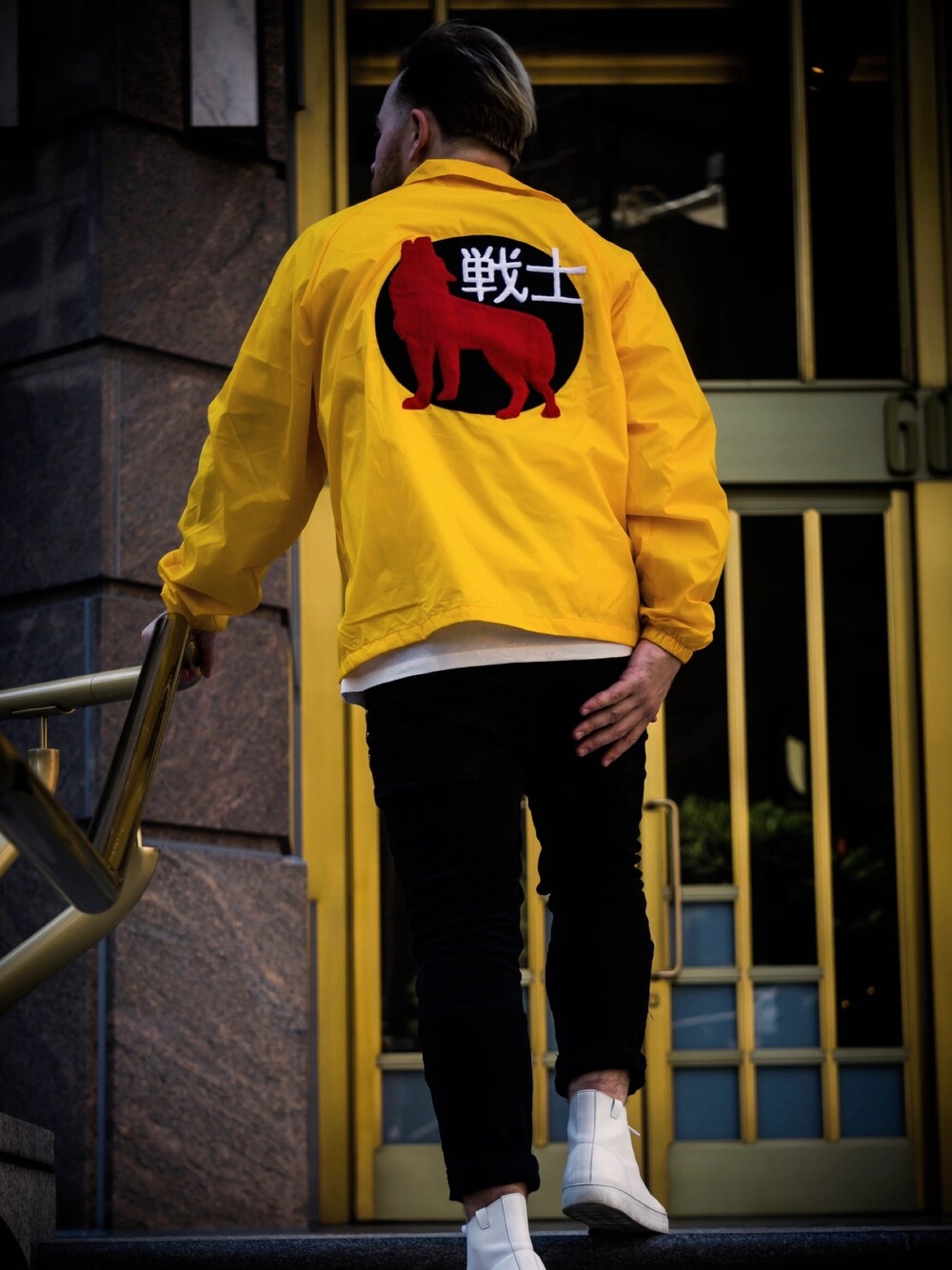 イエロー系のその他アウターを着用したメンズの冬コーディネートの1枚目の写真