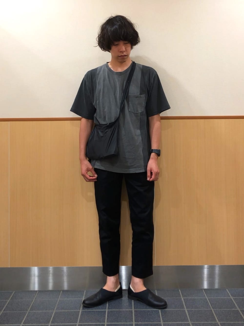 「カジュアルコーデ、シンプルコーデ、ビックシルエット」｜「URBAN RESEARCH DOORS MENSのアイテム（Tシャツ/カットソー、ブラック系）」を使った、つとむしさん（メンズ・170cm）の夏コーディネートの1枚目の写真