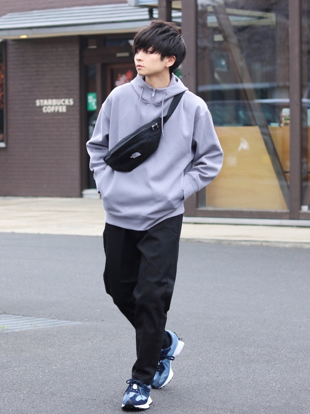 「MinoriTY、マイノ男子、淡色コーデ、ウエストポーチ、シェフパンツ、ストリート、プチプラ、厚底シューズ、ゆるコーデ、休日スタイル」｜「NEW BALANCEのNew Balance MS327 / ニューバランス（スニーカー、ブルー系）」を使った、GPさん（メンズ・163cm）の春コーディネートの1枚目の写真