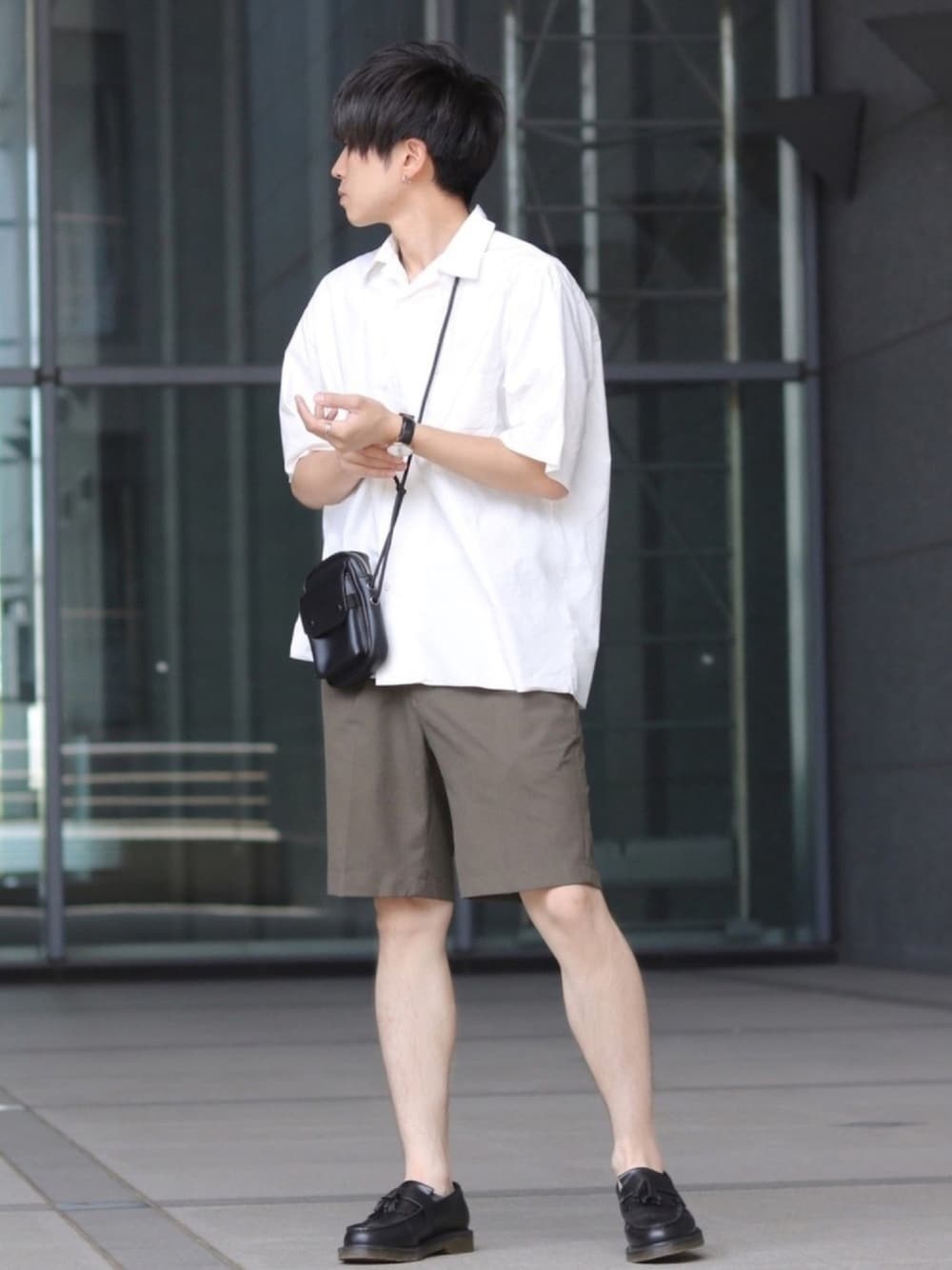 「サコッシュ、チェックパンツ、古着MIX、ショートパンツ、ローファー、シンプルコーデ、ビッグシルエット」｜「AURALEEのアイテム（シャツ/ブラウス、ホワイト系）」を使った、GPさん（メンズ・163cm）の春コーディネートの1枚目の写真