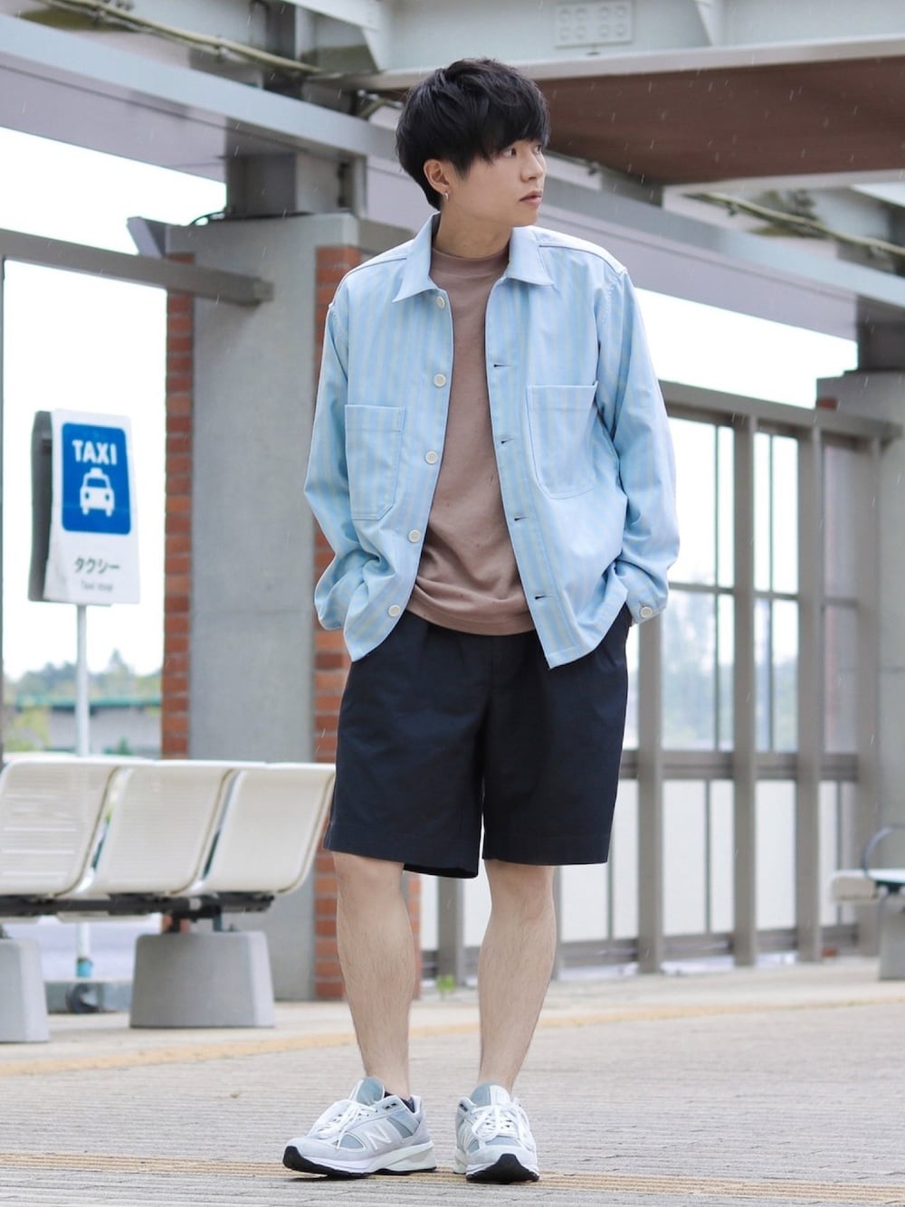 「ショートパンツ、ストライプ、ストリート、白スニーカー、ビッグシルエット、シンプルコーデ、パステルカラー」｜「NEW BALANCEの【New Balance / ニューバランス】 M990 V5（スニーカー、ホワイト系）」を使った、GPさん（メンズ・163cm）の春コーディネートの1枚目の写真
