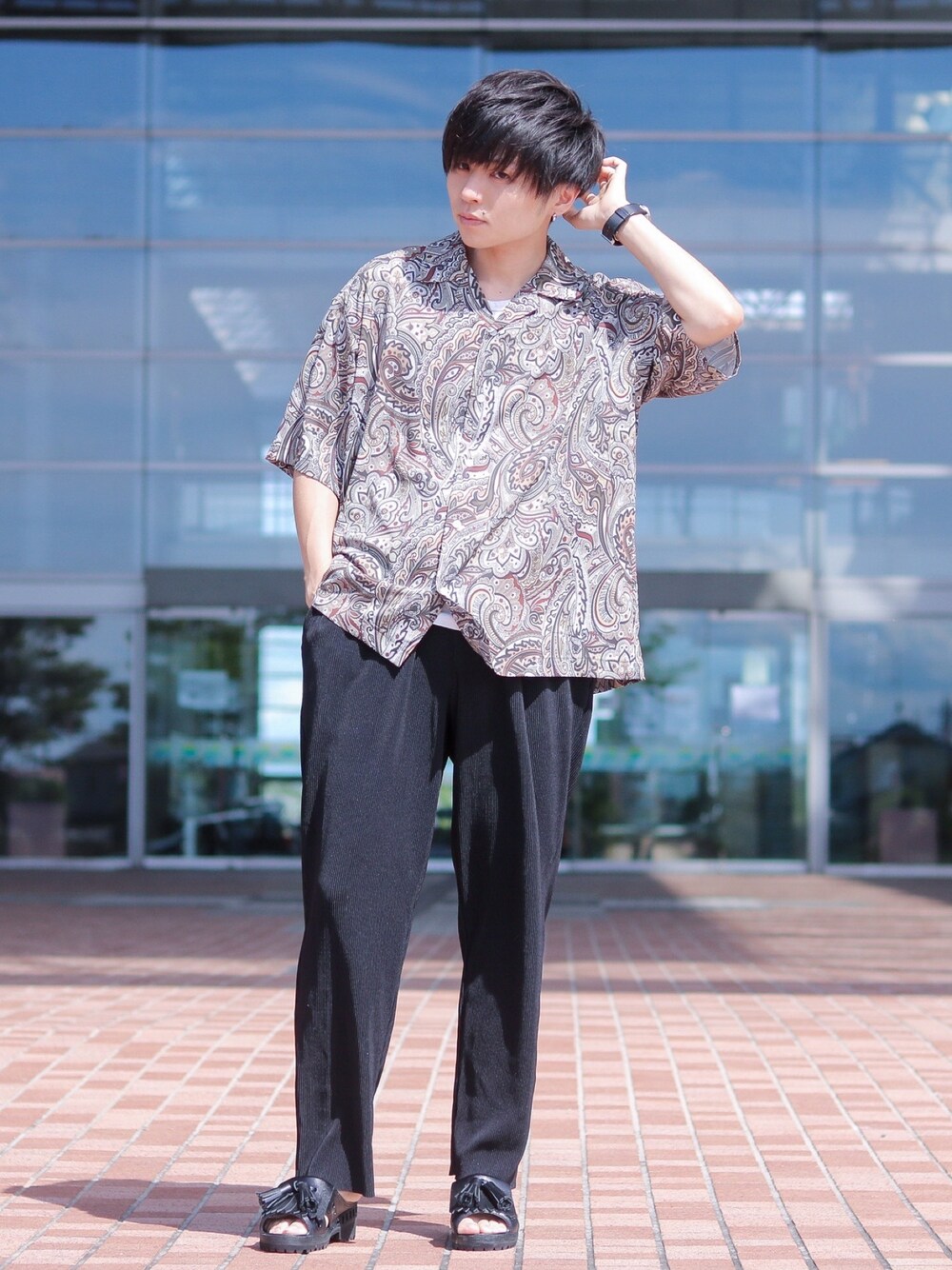 その他のシャツ/ブラウス、ブラック系のチノパンツ、ブラック系のサンダルを着用したメンズの夏コーディネートの1枚目の写真