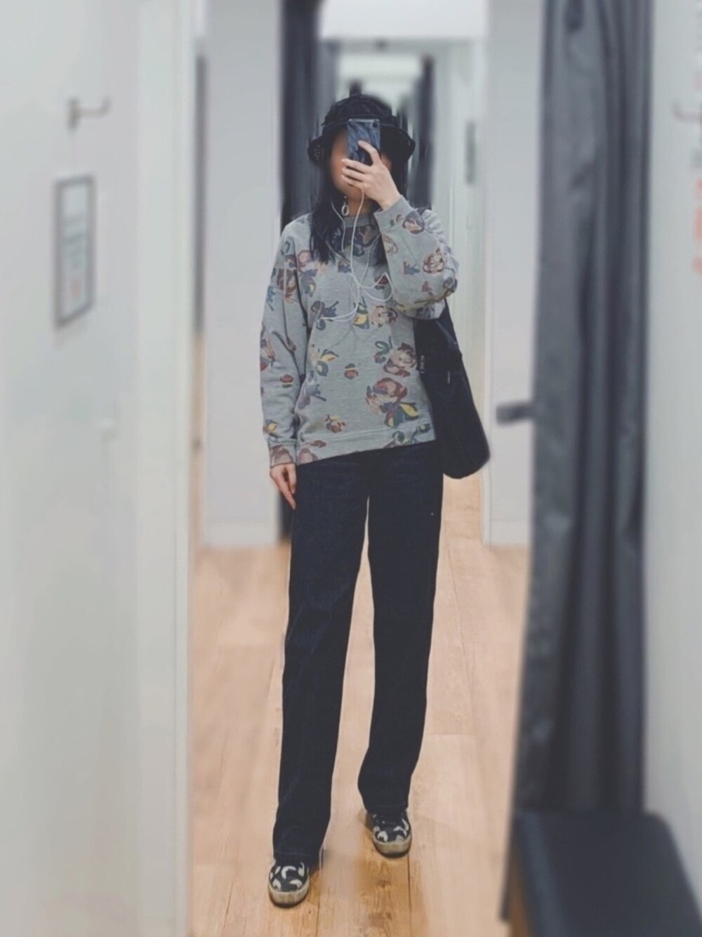 「日常、ユニクロ、カジュアルコーデ、シンプル」｜「H&Mのアイテム（パーカー、グレー系）」を使った、KreuzRoseさん（レディース・164cm）の春コーディネートの1枚目の写真