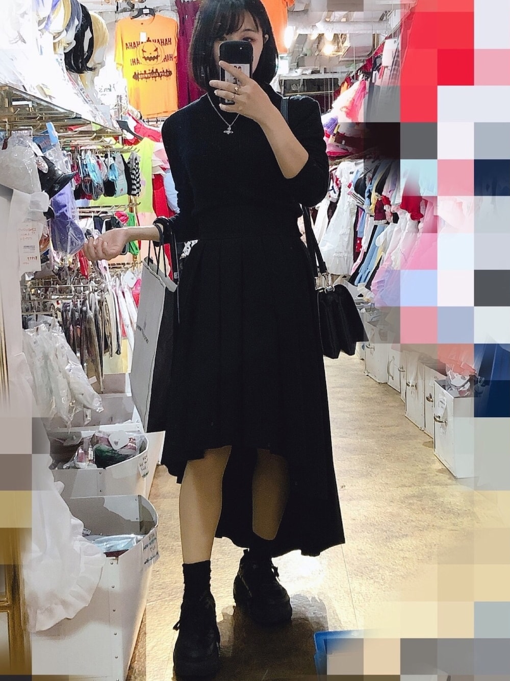 「おしゃれさんと繋がりたい、強い女、黒、ゴスロリ憧れ、地雷女、フィッシュテールスカート、かっこかわいくなりたい」｜「Vivienne WestwoodのMAYFAIR BAS RELIEF PENDANT（ネックレス、シルバー系）」を使った、しださん（レディース・158cm）の秋コーディネートの1枚目の写真