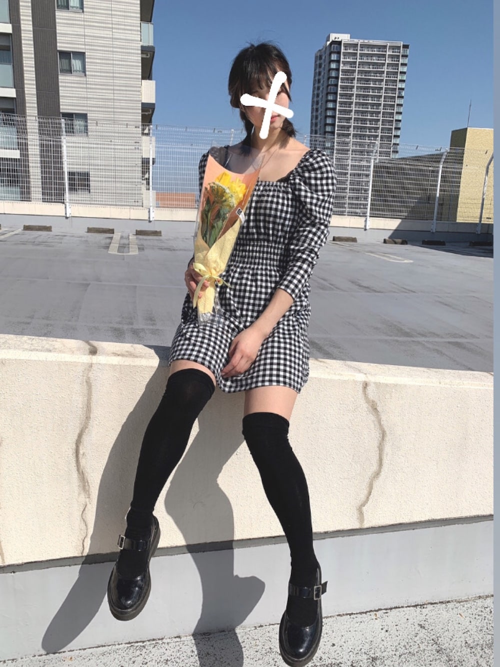 「ピープス女子、休日コーデ、ニーハイソックス、マリークヮント、花、みつあみ、はるコーデ」｜「H&Mのアイテム（ワンピース、ブラック系）」を使った、しださん（レディース・158cm）の春コーディネートの1枚目の写真