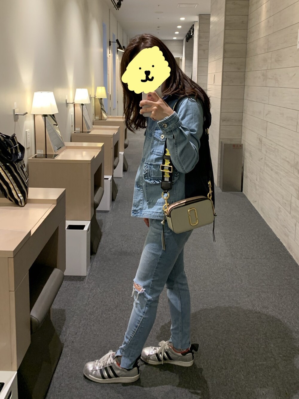 MONCLERのデニムジャケットを使ったレディース人気ファッション