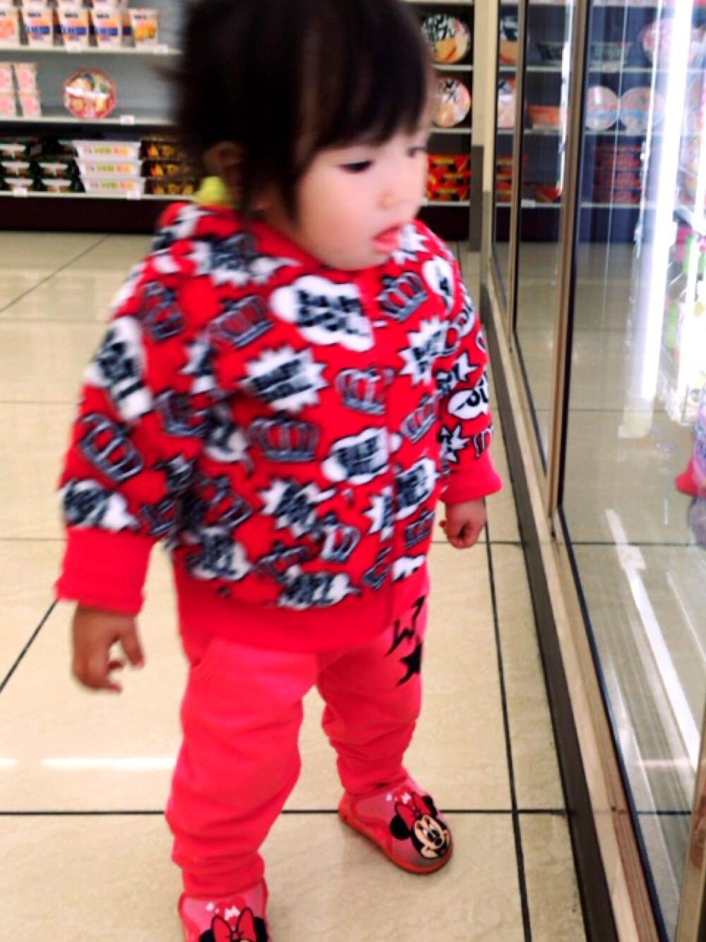 「BABYDOLLのアイテム（その他アウター、ピンク系）」を使った、R＊chanさん（キッズ・80cm）の冬コーディネートの1枚目の写真