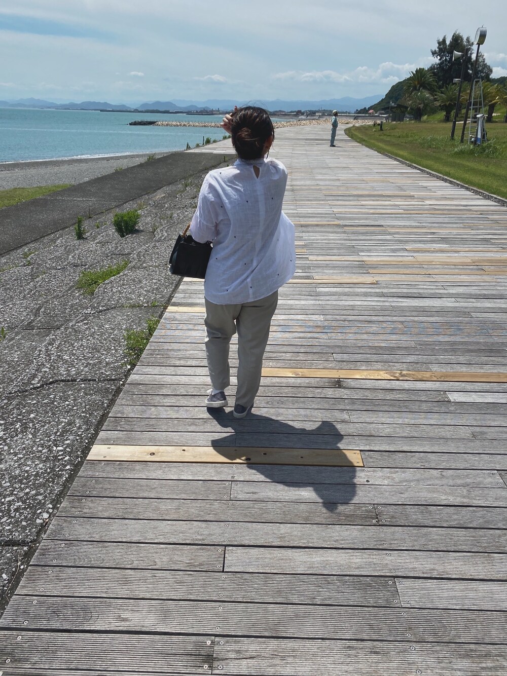 「COLONY 2139のアイテム（パンツ、ベージュ系）」を使った、豆子💭さん（レディース・151cm）の夏コーディネートの1枚目の写真