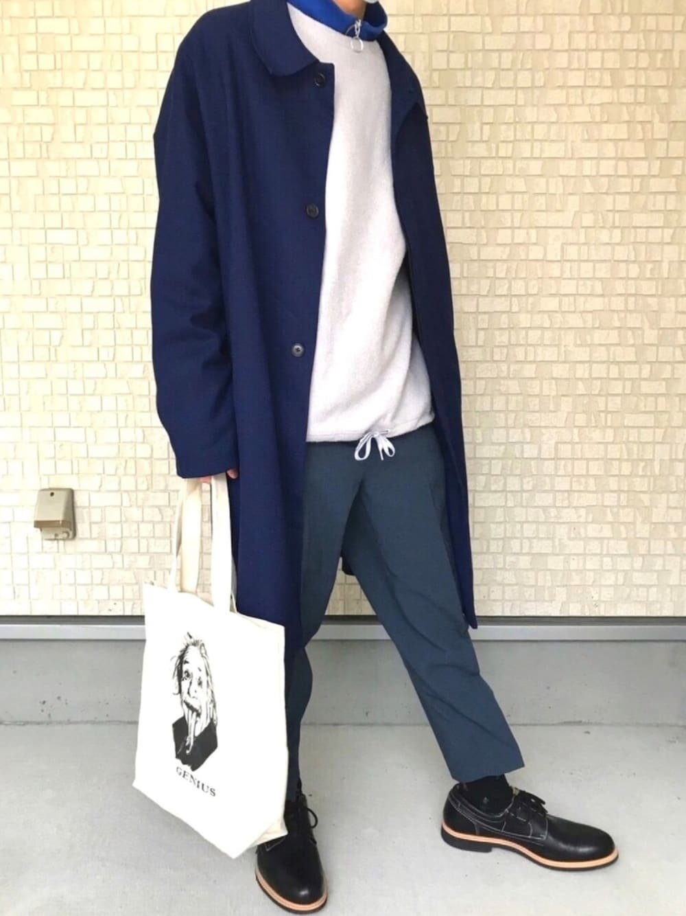 「春、シンプル、キレイめ、高校生、リングジップ、ハーフジップ、トラウザーパンツ、ステンカラーコート」｜「HawkinsのHAWKINS ホーキンス 防水ウォーキングシューズ TR IT LW OX HL82002 F14 BLACK（レインシューズ、ブラック系）」を使った、のりまっきんさん（メンズ・173cm）の冬コーディネートの1枚目の写真