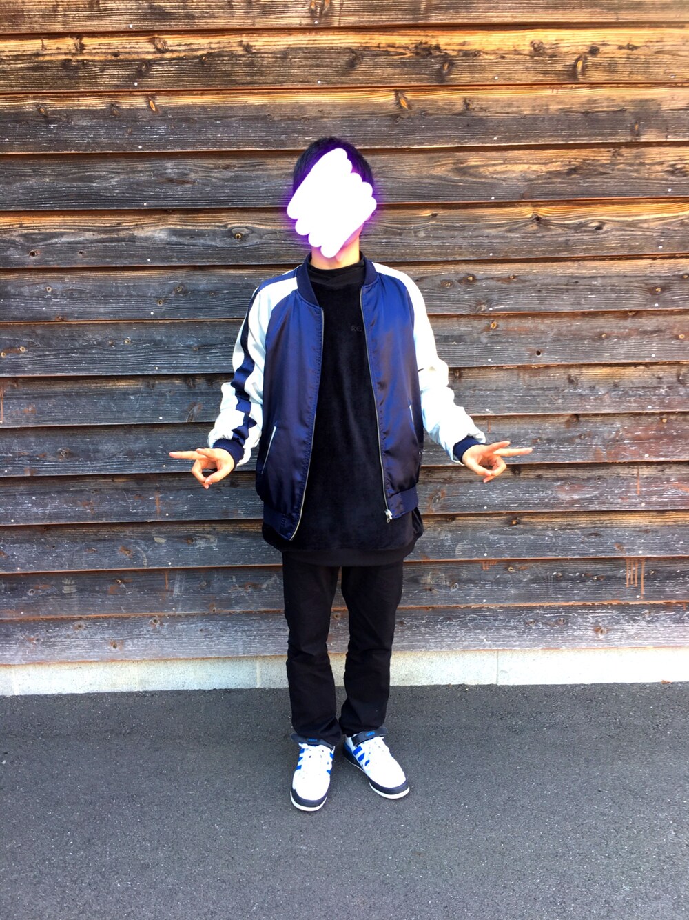 ブラック系のスウェット、ブルー系のスタジャン、ブラック系のその他パンツを着用したメンズの春コーディネートの1枚目の写真