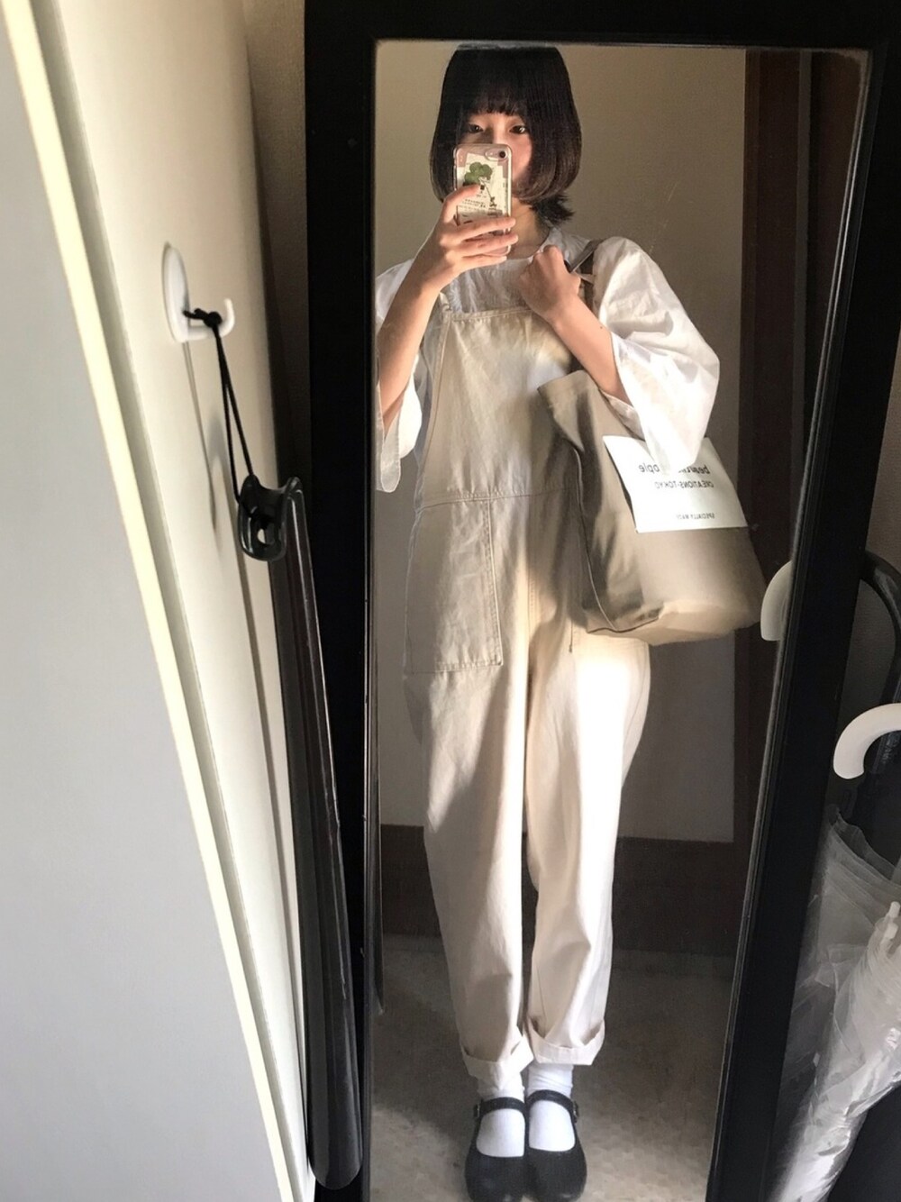 ホワイト系のシャツ/ブラウス、ホワイト系のオールインワン・サロペット、ブラック系のバレエシューズを着用したレディースの夏コーディネートの1枚目の写真