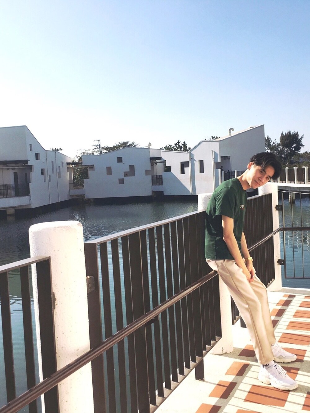 「台江國家公園」｜「Guessのアイテム（Tシャツ/カットソー、グリーン系）」を使った、鳳さん（メンズ・173cm）の春コーディネートの1枚目の写真