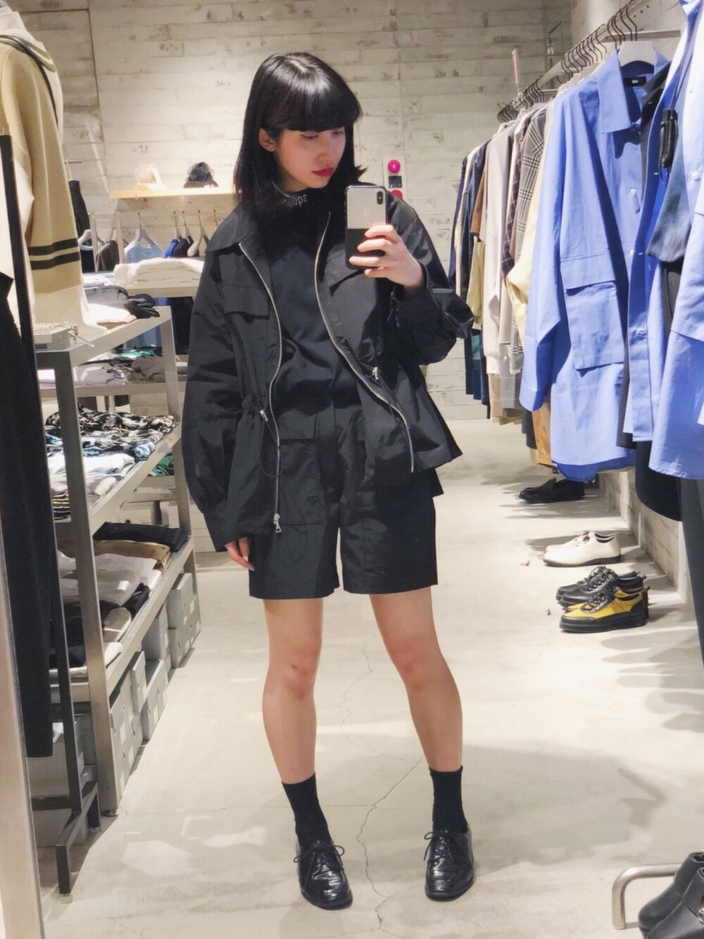 「春コーデ、HARE、ハレ、ハレレ、ラクチンコーデ、オールブラック、ブラック、黒コーデ、ショートパンツ」｜「HAREのフラップポケットショーツ(HARE)（その他パンツ、ブラック系）」を使った、Rielさん（レディース・163cm）の春コーディネートの1枚目の写真