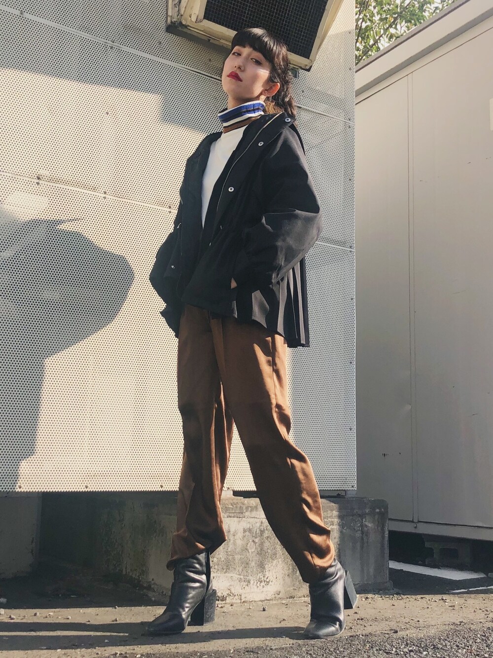 「ハレ、ハレレ、HARE、秋冬コーデ、マウンテンパーカー、ブラックコーデ、プリーツ、サテンパンツ、ニット、大人カジュアル」｜「HAREのサテンSライントラウザー(HARE)（スラックス、ブラウン系）」を使った、Rielさん（レディース・163cm）の秋コーディネートの1枚目の写真
