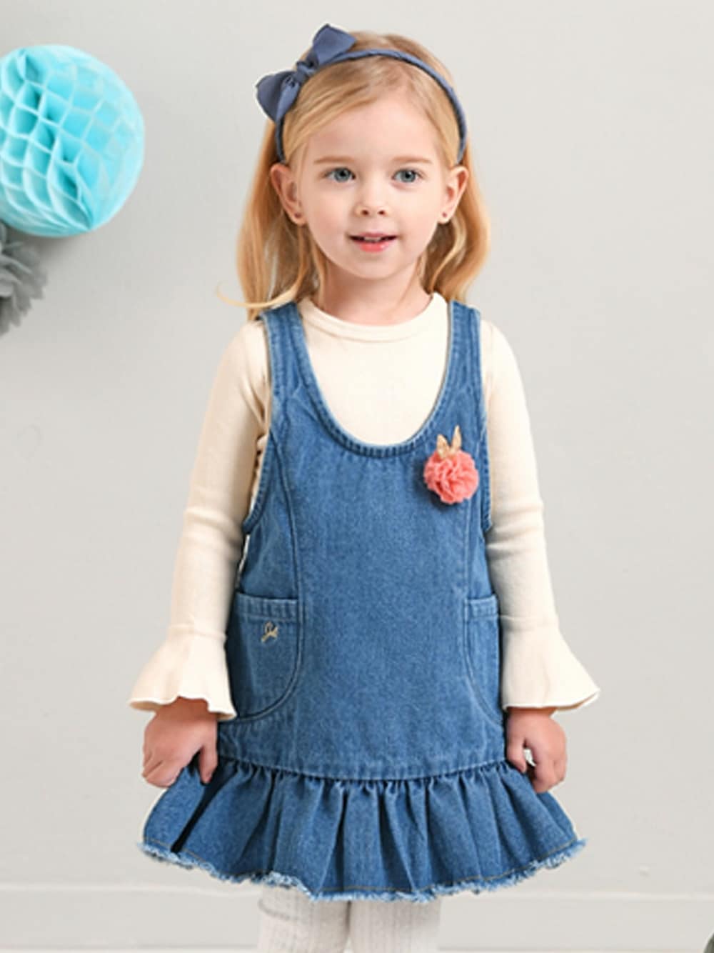 「デニム、ワンピース、kids、フリル、デニムワンピース、春コーデ、女の子、ノースリーブ、TeddyShop、JELISPOON」｜「JELISPOONのキッズ　デニムフリルワンピース（ワンピース、ブルー系）」を使った、KidsTeddyさん（キッズ・100cm）の冬コーディネートの1枚目の写真