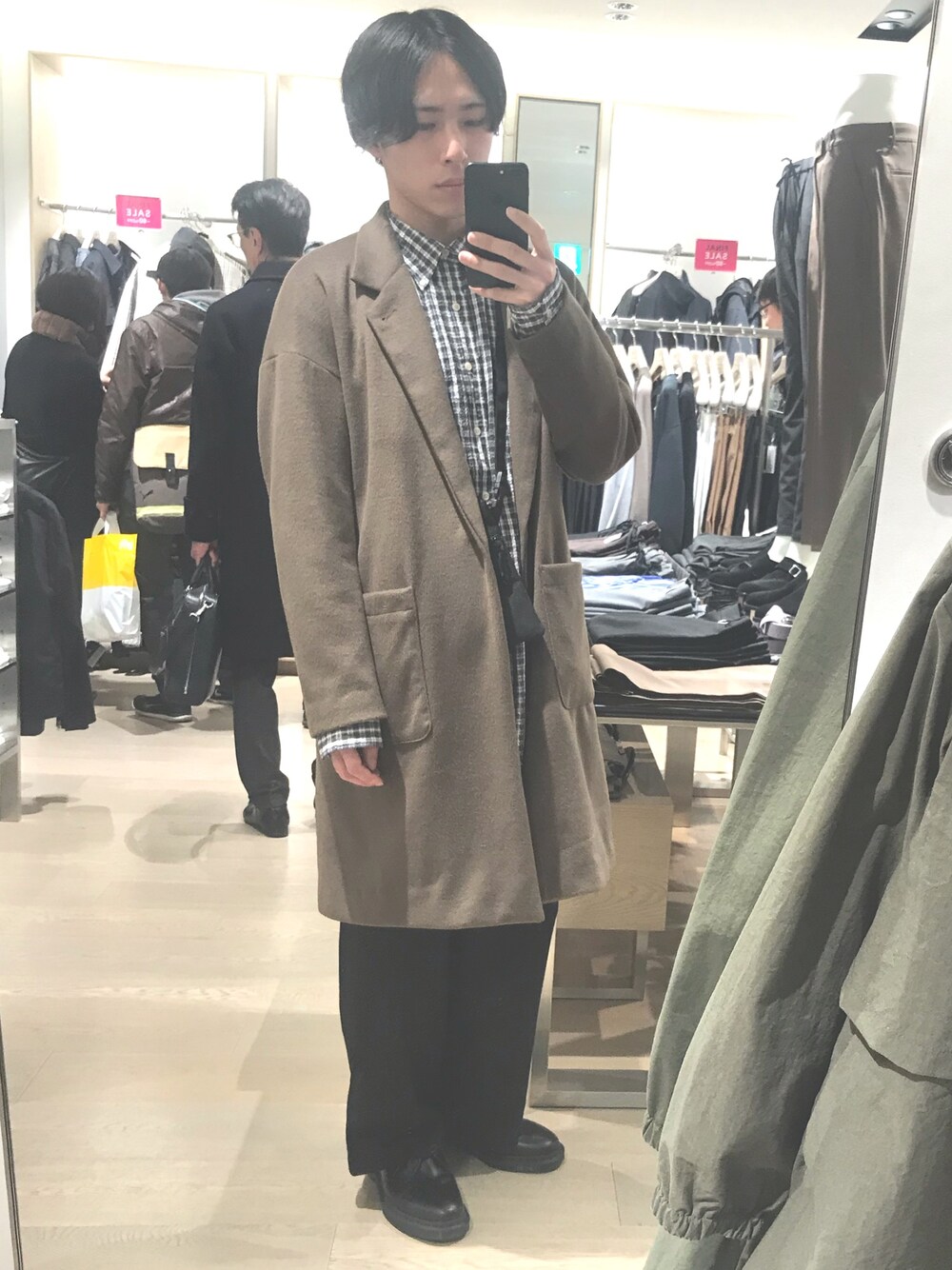「古着、ビッグシルエット」｜「BEAMSのアイテム（チェスターコート、ブラウン系）」を使った、ばやしさん（メンズ・171cm）の春コーディネートの1枚目の写真
