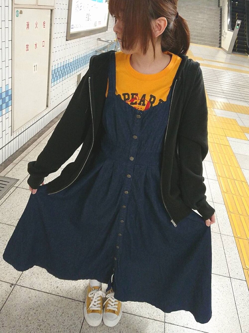 「シンプル、カジュアル、夏コーデ、低身長、おしゃれさんと繋がりたい、aikoジャンキー、デニム、vistlip、ワンピース、夏」｜「Green　Parksの・RAYCASSIN デニム前開きジャンパースカート○（ワンピース、ブルー系）」を使った、遊佐さん（レディース・153cm）の春コーディネートの1枚目の写真