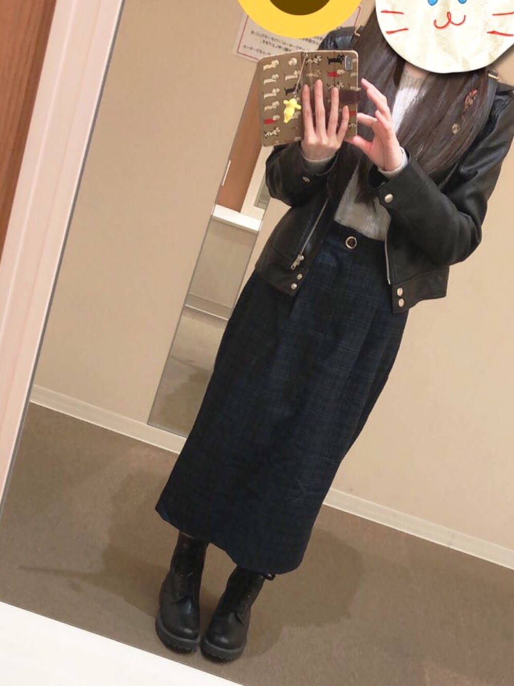 「秋のコーデ、チェックスカート、ライダース、低身長、おしゃれさんと繋がりたい、ラメニット、オトナカジュアル、シンプル、ラクチンコーデ」｜「Green　ParksのVネックラメニットプルオーバー（ニット/セーター、グレー系）」を使った、遊佐さん（レディース・153cm）の秋コーディネートの1枚目の写真