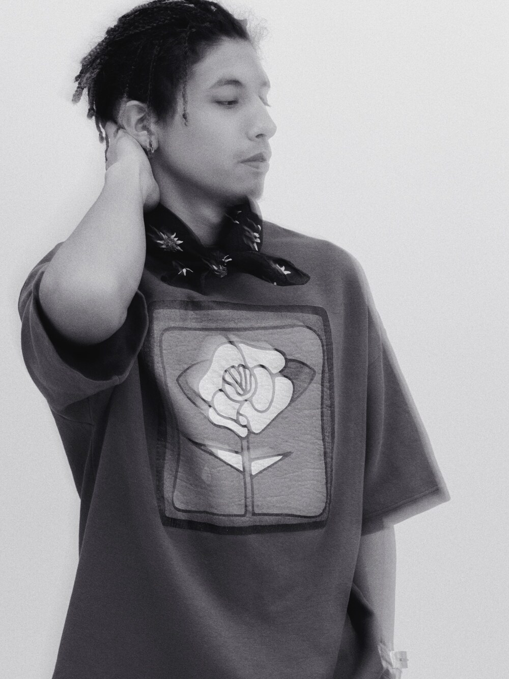 「children of the discordance、ACE by MORIZANE、シンプル、秋コーデ、スキニーデニム、モノトーン」｜「Children of the discordanceのアイテム（Tシャツ/カットソー、グレー系）」を使った、志鎌英明さん（メンズ・170cm）の夏コーディネートの1枚目の写真